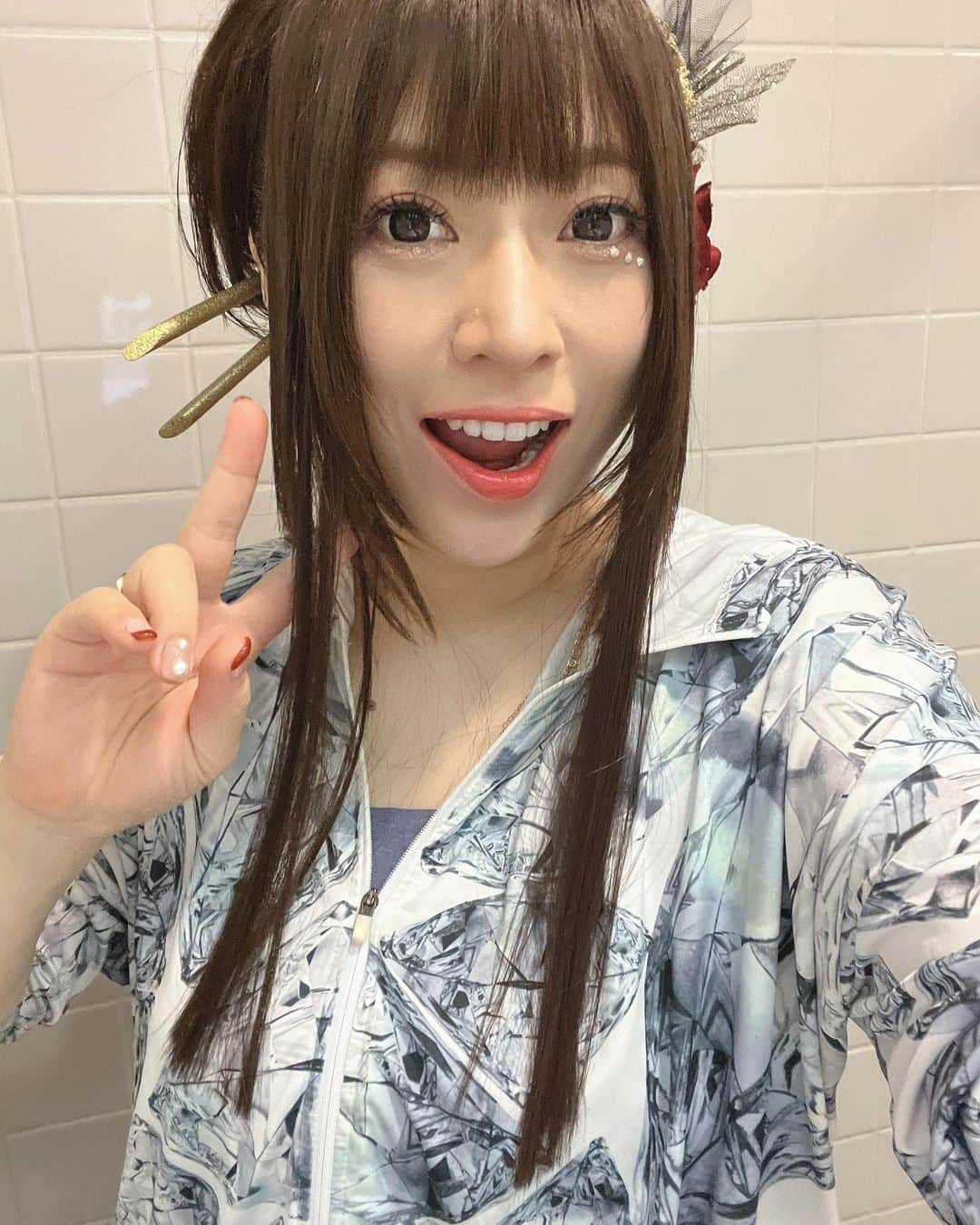 鈴華ゆう子さんのインスタグラム写真 - (鈴華ゆう子Instagram)「和楽器バンド全国ツアー2days終えました！千葉のみんなありがとう！ ゲネプロから通算すると3days！しっかりケアして、栄養とって、よく寝ようと思います。 来週からは久々の飛行機も！✈️ 旅は始まったばかりっ！꒰๑•௰•๑꒱ ボカロ三昧2を全曲やるなんて、今回しか絶対ないだろから、見逃さないでねー！ライブは生き物。 今は今しかないのでよろしくお願いします。 次は、四国は松山！9/4待っててー！ 四国のみんな会いに来てね。  #和楽器バンド  #鈴華ゆう子  #ボカロ三昧2  #ボカロ三昧2大演奏会」8月28日 20時25分 - yuko.suzuhana