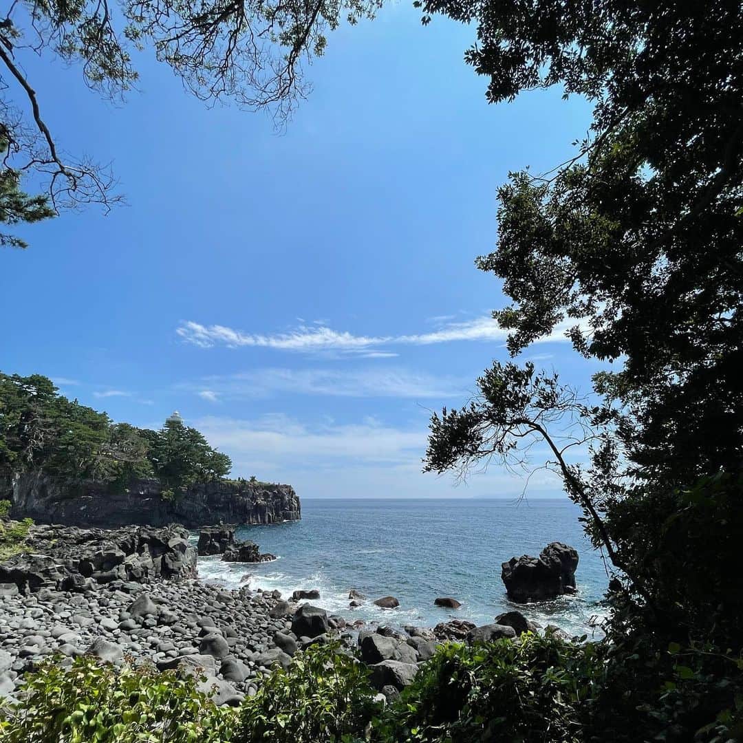 角田聖奈さんのインスタグラム写真 - (角田聖奈Instagram)「love ocean🤍🌊  休日は自分のパワーアップをするための時間を作るようにしてるよ☺️ 不要なものを手放して新しいエネルギーと交換♻️  林の中をお散歩して海まで。気持ち良かった🚶‍♀️🍃 自然は本当に美しい。  #海 #ハイキング #お散歩 #アスレジャー #レギンス #有酸素運動 #エネルギーチャージ #自然 #浄化 #新月 #太陽 #晴れ女 #健康美 #パーソナルトレーナー #栄養士」8月28日 20時38分 - seina1105