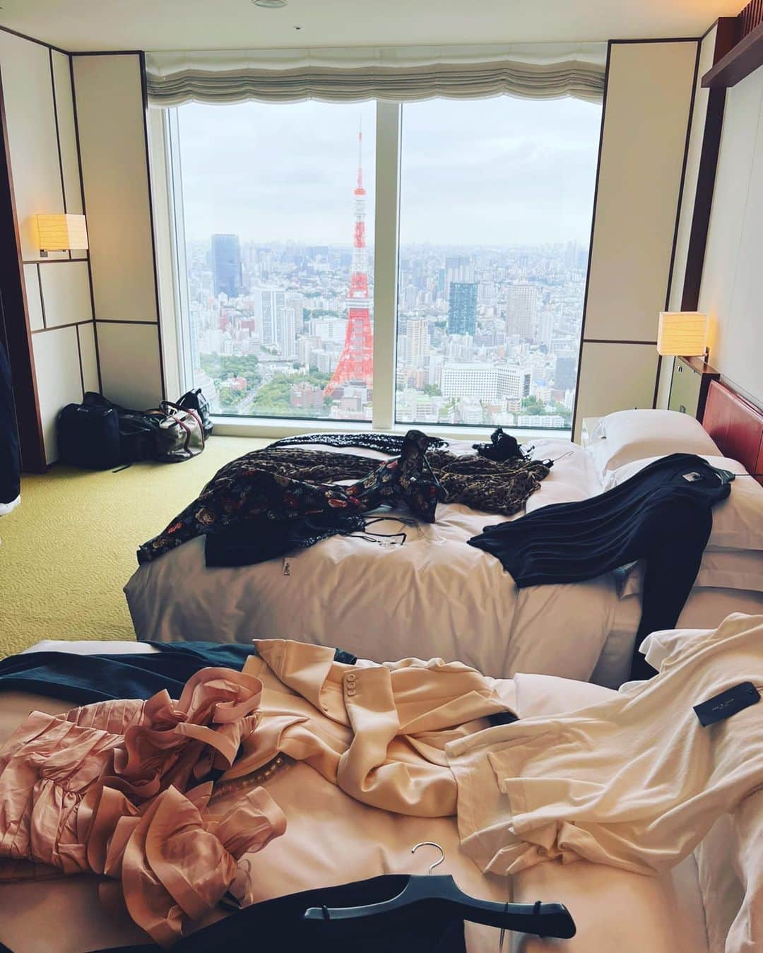 神崎恵さんのインスタグラム写真 - (神崎恵Instagram)「・ スーパータイトなポニーテールにピンクのメイクとドレス。 今、Numero TOKYO、全ページ神崎恵の 「Numero TOKYO/EXTRA 神崎恵」を製作中です📕 ファッションにビューティ、 カバーを含め、まるごと１冊。 アトリエのご紹介や、私服、靴やバッグ、器やインテリアの撮影もしています。 引っ越しか⁈と思うくらい、荷物を運び出しては戻し、着替えて→着替えて→着替えてを繰り返しながら、 スタッフのみなさんと時間と愛を注ぎ、製作をしています。 カメラの前以外は、みんなで髪を振り乱して頑張ってます！ 撮影はほぼ終わり、残すは濃密なインタビュー。 もう少しで完成です。 発売は、10月3日予定🫶  @numerotokyo  @akoakotanaka  @s._naho」8月28日 20時39分 - megumi_kanzaki