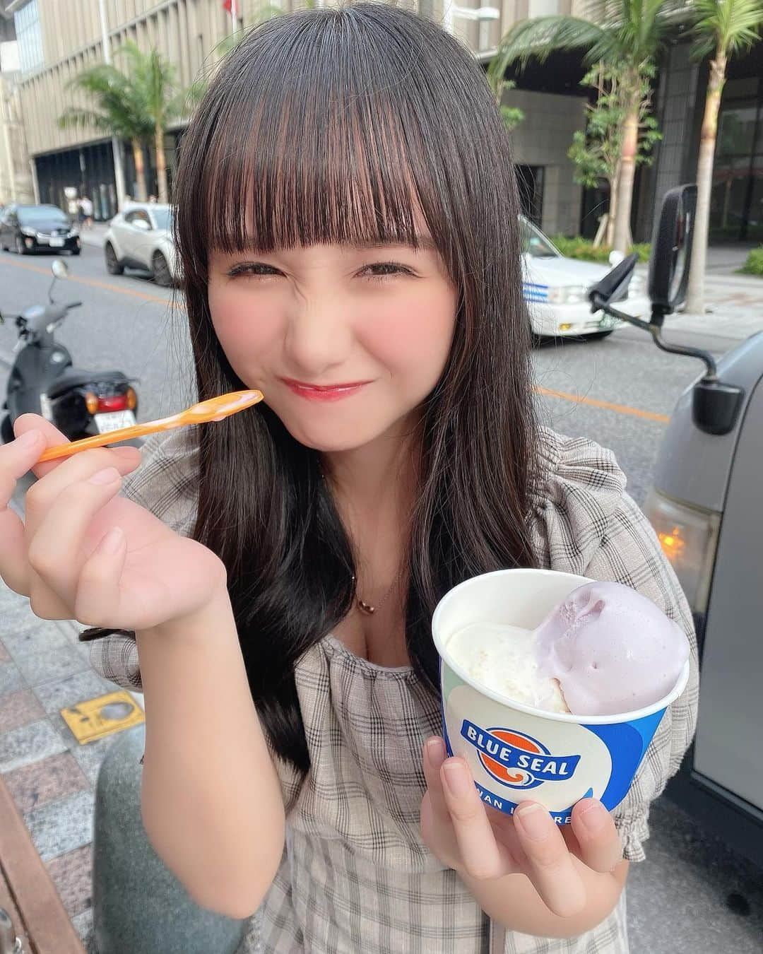 新谷真由さんのインスタグラム写真 - (新谷真由Instagram)「ブルーシールおいしかった😋  圧倒的塩ちんすこうが好きだった！  #沖縄 #国際通り #ブルーシール #blueseal」8月28日 21時04分 - ni_mayu43