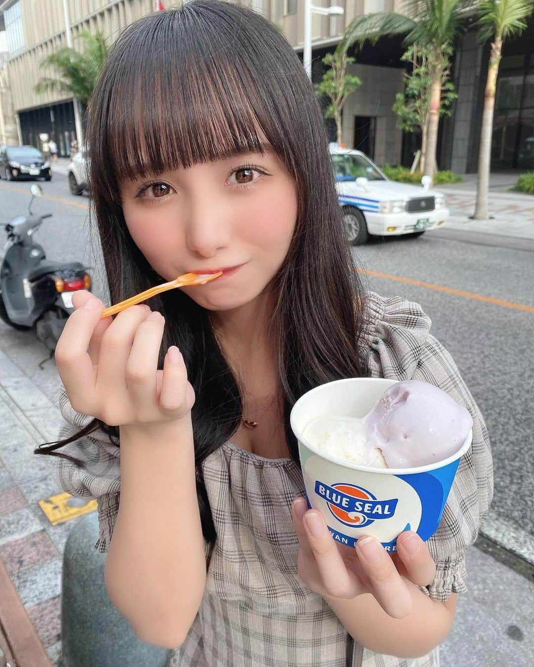 新谷真由さんのインスタグラム写真 - (新谷真由Instagram)「ブルーシールおいしかった😋  圧倒的塩ちんすこうが好きだった！  #沖縄 #国際通り #ブルーシール #blueseal」8月28日 21時04分 - ni_mayu43