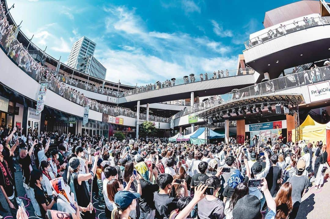 竹中雄大さんのインスタグラム写真 - (竹中雄大Instagram)「今日はアスナル金山にて野外フリーライブ！ 灼熱の中沢山集まってくれて本当にありがとう！ 3000人以上が駆けつけてくれたらしい！嬉しい！ 人生でトップ3に入るくらい暑さとの戦いでした。笑 とってもいい日曜日になりました。 今日も出逢ってくれたみんな本当にありがとう！  実はライブで面白いことやったので 明日20時にその模様をYouTube上げますね！  Photo : @hysmaco  #サイン会で心配かけちゃってごめんね #今年は喘息の発作来るのが早いみたい #体調管理頑張ります #みんな本当にありがとう」8月28日 21時20分 - yudai_vo