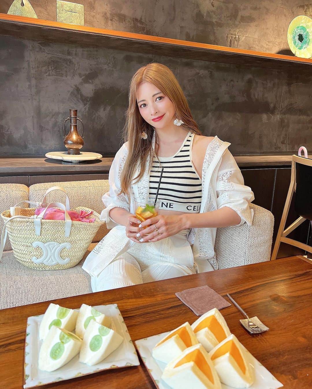 得あゆさんのインスタグラム写真 - (得あゆInstagram)「東京🗼鬼時差投稿。  表参道でゆっくりお茶するならここ @salondetheluvond ☕️🍵🫖 @takashiitoh さんありがとうございます🤍  大好きな人に会えるならどこへでも行く👱🏻‍♀️❤️ ・ ・ ・ ・ ・ ・ ・ ・ ・ ・ ・ ・ #表参道#表参道カフェ#隠れ家カフェ#表参道ランチ#表参道グルメ#表参道スイーツ#カフェ巡り#お茶#お茶のある暮らし#アフタヌーンティー#フルーツサンド#フルーツサンド部#アラサー女子#友達#omotesando#fruitsalad#ハイトーン#金髪#東京カフェ#東京観光#celine#celinebag#女子会#夏の思い出#ホワイトコーデ#カフェ好きな人と繋がりたい#お茶の時間#紅茶#時差投稿#ブラトップ」8月28日 21時21分 - tokuayu819