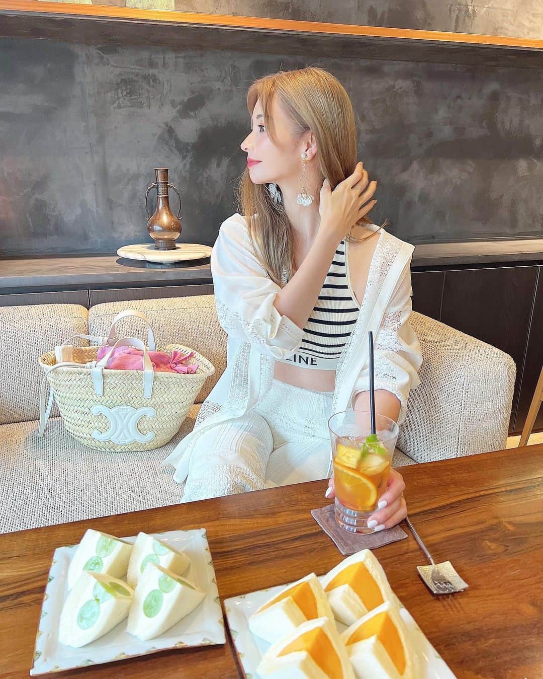 得あゆさんのインスタグラム写真 - (得あゆInstagram)「東京🗼鬼時差投稿。  表参道でゆっくりお茶するならここ @salondetheluvond ☕️🍵🫖 @takashiitoh さんありがとうございます🤍  大好きな人に会えるならどこへでも行く👱🏻‍♀️❤️ ・ ・ ・ ・ ・ ・ ・ ・ ・ ・ ・ ・ #表参道#表参道カフェ#隠れ家カフェ#表参道ランチ#表参道グルメ#表参道スイーツ#カフェ巡り#お茶#お茶のある暮らし#アフタヌーンティー#フルーツサンド#フルーツサンド部#アラサー女子#友達#omotesando#fruitsalad#ハイトーン#金髪#東京カフェ#東京観光#celine#celinebag#女子会#夏の思い出#ホワイトコーデ#カフェ好きな人と繋がりたい#お茶の時間#紅茶#時差投稿#ブラトップ」8月28日 21時21分 - tokuayu819