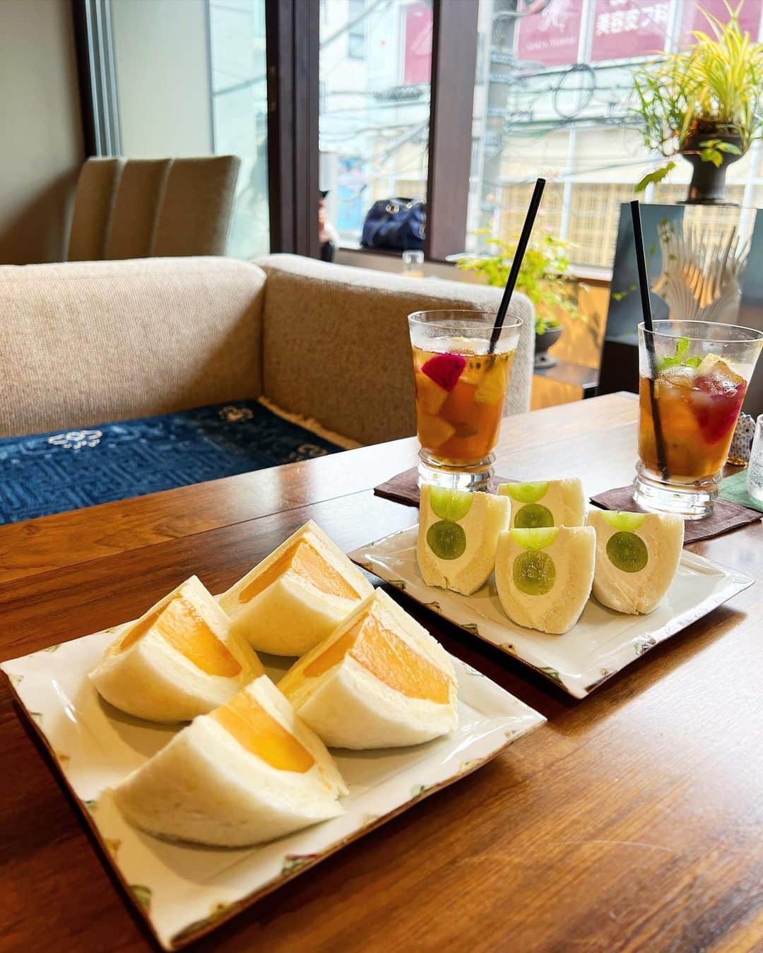 得あゆさんのインスタグラム写真 - (得あゆInstagram)「東京🗼鬼時差投稿。  表参道でゆっくりお茶するならここ @salondetheluvond ☕️🍵🫖 @takashiitoh さんありがとうございます🤍  大好きな人に会えるならどこへでも行く👱🏻‍♀️❤️ ・ ・ ・ ・ ・ ・ ・ ・ ・ ・ ・ ・ #表参道#表参道カフェ#隠れ家カフェ#表参道ランチ#表参道グルメ#表参道スイーツ#カフェ巡り#お茶#お茶のある暮らし#アフタヌーンティー#フルーツサンド#フルーツサンド部#アラサー女子#友達#omotesando#fruitsalad#ハイトーン#金髪#東京カフェ#東京観光#celine#celinebag#女子会#夏の思い出#ホワイトコーデ#カフェ好きな人と繋がりたい#お茶の時間#紅茶#時差投稿#ブラトップ」8月28日 21時21分 - tokuayu819