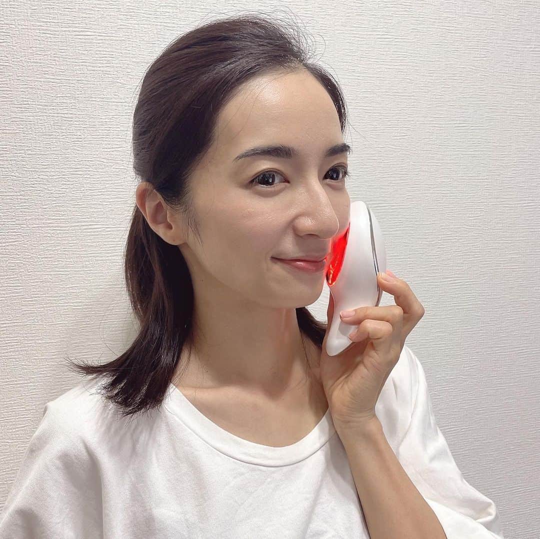 Mayuko Watanabe 渡辺真由子さんのインスタグラム写真 - (Mayuko Watanabe 渡辺真由子Instagram)「もうすぐ終わる夏休みは毎日楽しかったですが、自分時間は全くありませんでした😂 そこで紫外線を浴びているお肌のためにお家美容に力を入れることに😄👍  IKKOさんが初めてプロデュースした美顔器『ME ラボン』♡ 1秒に3.2個売れた超人気商品！ わかりやすく人気の美顔器を選びました😄笑 この美顔器はエステで使われていて美顔器では使われているのがめずらしいエレクトロポレーションという機能が搭載されていて美容成分の浸透力が高いんです✨✨ またcool機能搭載されているので、ジェルを浸透させたあとクールモードで約3℃へ一気に冷却できるのですが、 これがとっても気持ち良い😍💕 キュッとお肌が引き締まる感じがします♬  なるべく時短で自宅美容したいのですが、これなら生活防水仕様のため、お風呂場でも使用でき、また接着面が広いので、短時間で広範囲ケアできるのもありがたい🥰  しかもこんなに高機能で他の美顔器より低価格なのも使うことにした理由😊 TBS公式ショップ限定でジェル1本付きで19,980円なんです✨✨（メーカー直販49,980円の60%OFF！！） 専用美容ジェルも一緒に買えるので簡単ですし、とにかく お得なのでぜひ気になる方はチェックしてみてください😍 お肌がもちっとした感じがしますよ😃  #MEラボン#IKKO初プロデュース美顔器#美顔器#おうちエステ#美容#MEラボンでおうちエステ#PR  #美容好きな人と繋がりたい#美容オタク#美容好きな人とつながりたい  #美容好き#コスメコンシェルジュ」8月28日 23時00分 - watanabe_mayuko