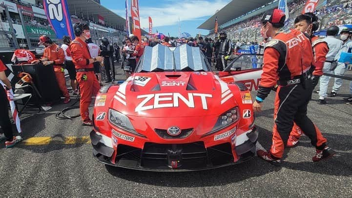 松田蘭さんのインスタグラム写真 - (松田蘭Instagram)「SUPER GT Rd.5@鈴鹿サーキット  決勝では38号車はリタイヤという結果となりましたが  今回こそはとチームの皆さまの気持ちが より結束している様子を側で感じられたし、 その分わたしたちも 画面から目が離せずに見守っていたので、 スローになった時にはメンバーと 悔しい想いから涙が止まらなくなりました。  でも立川選手のオーバーテイク、 石浦選手のトップ争いもあり TGR TEAM ZENT CERUMOの強さを 見せて頂きました！！！！  チームの皆さま、応援してくださる 皆さまの気持ちが報われますように。  次戦SUGOでも表彰台が狙えるよう 沢山の応援をよろしくお願いします✊🏻  #ZENT #ZENTsweeties #ZENTsweeties2022 #レースクイーン #racequeen  #RQ #motorsport  #モータースポーツ #SUPERGT #sgt #sgt2022 #GT500 #38号車 #TGRTEAMZENTCERUMO #CERUMO #racerumo #モータースポーツ好きな人と繋がりたい  #車 #車好きな人と繋がりたい  #鈴鹿サーキット #サーキット #写真 #写真好きな人と繋がりたい  #costume  #コスチューム #夏 #夏コス #皆さんに愛を #松田蘭」8月28日 23時34分 - ran_mjargtne