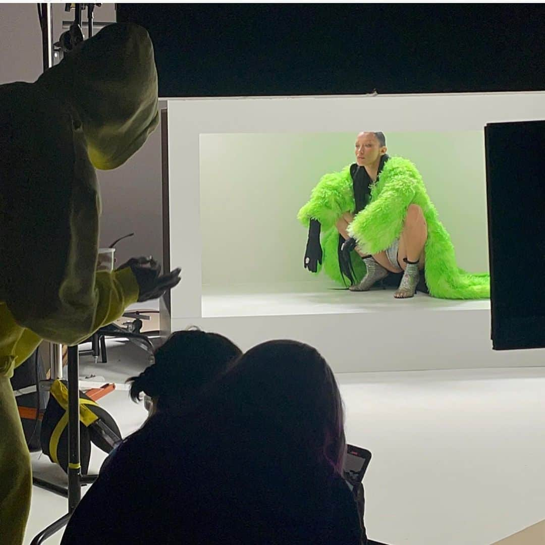 ベラ・ハディッドさんのインスタグラム写真 - (ベラ・ハディッドInstagram)「@balenciaga  @offsetyrn」8月29日 10時18分 - bellahadid