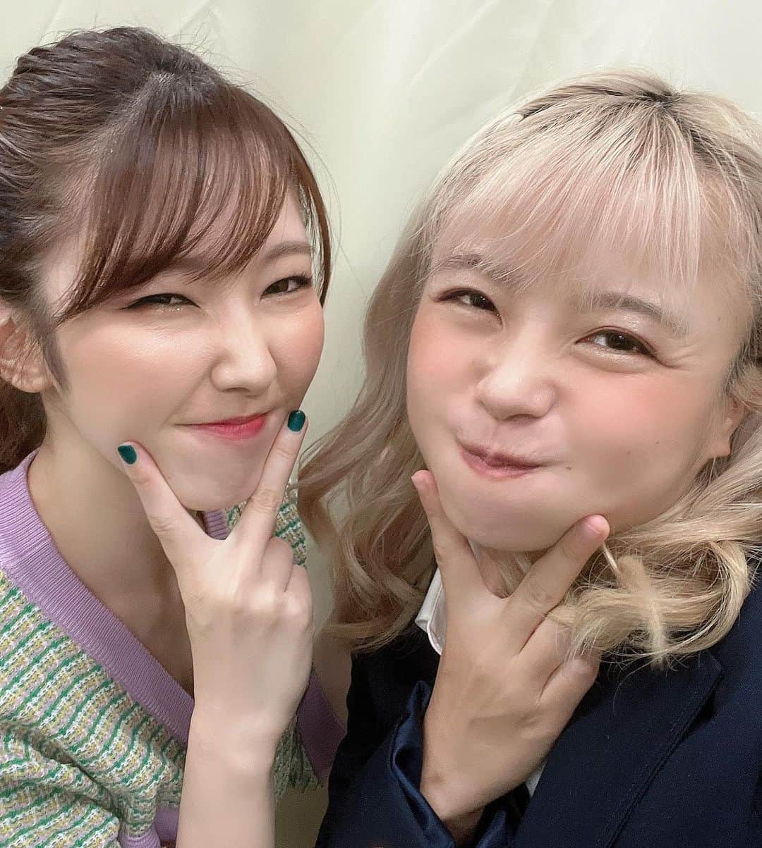 藤原亜紀乃さんのインスタグラム写真 - (藤原亜紀乃Instagram)「#舞台MALFUNCTION 無事に全公演終演いたしました！  ご来場くださった皆々様！ 本当にありがとうございましたぁ  蜂須賀蜜恵🐝ちゃん🥰 蜂のようにブンブンと元気パワー全開でやらせていただきました✨  今回は、1度共演したことがある方ばかりったのと ずっっっっと共演したかった人が何人かいて♡ﾞ すごく運命的な座組だなと思いました🥰🥰  さてさて今回の蜜恵ちゃん  実は、 ひとりぼっち さびしい かなしい くるしい 逃げたい 会いたい 伝えたい  というネガティブな感情からのスタートでした。実は、ね、、  でも、そんなこと言っても この事実は変わらないし ここで生きて？いくしかないから  ちょっとの悲しい感情に ぎゅっと蓋をして  笑顔でいようって決めた強い子だなってゆー印象でした  こーゆー強い子好きでした🥰 私も強い子になりたかったし✨  蜜恵ちゃんを通して、改めて笑うって大切なんだなーって思いました✨  いやぁー楽しかったなぁ♡ﾞ とにかく楽しみました！  11年振りに人と話して コミュニケーションとって  過去の思い出にひたって  一つ一つの時間がたまらなく 愛おしかったです🥰  これからも、蜜恵ちゃんのように たくましく生きたいなっ  だいすきな仲間にかこまれて だいすきな人達が観に来てくれて だいすきなお仕事ができました！  みんなありがとう🥰🥰   #舞台  #千秋楽  #蜂須賀蜜恵  #藤原亜紀乃」8月29日 10時19分 - akitknn1023