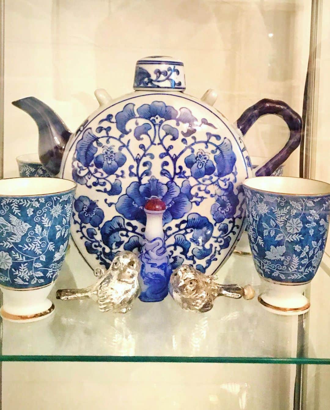 アンミカさんのインスタグラム写真 - (アンミカInstagram)「家の中で夫とのんびり過ごす、一番好きな場所が、ブルー&ホワイトのこの部屋💙🤍  花瓶はシノワズリなブルーホワイトの陶器💙🤍 奥の花瓶は新婚旅行でサプライズプレゼントされたもの🎁  いろんな柄のストラップのブルーが好き💙 ここで朝のストレッチと深呼吸を終えて、一日のスタートです✨  では今日も一日Have a hllspd💛💙❤️💚💜」8月29日 10時54分 - ahnmikaofficial