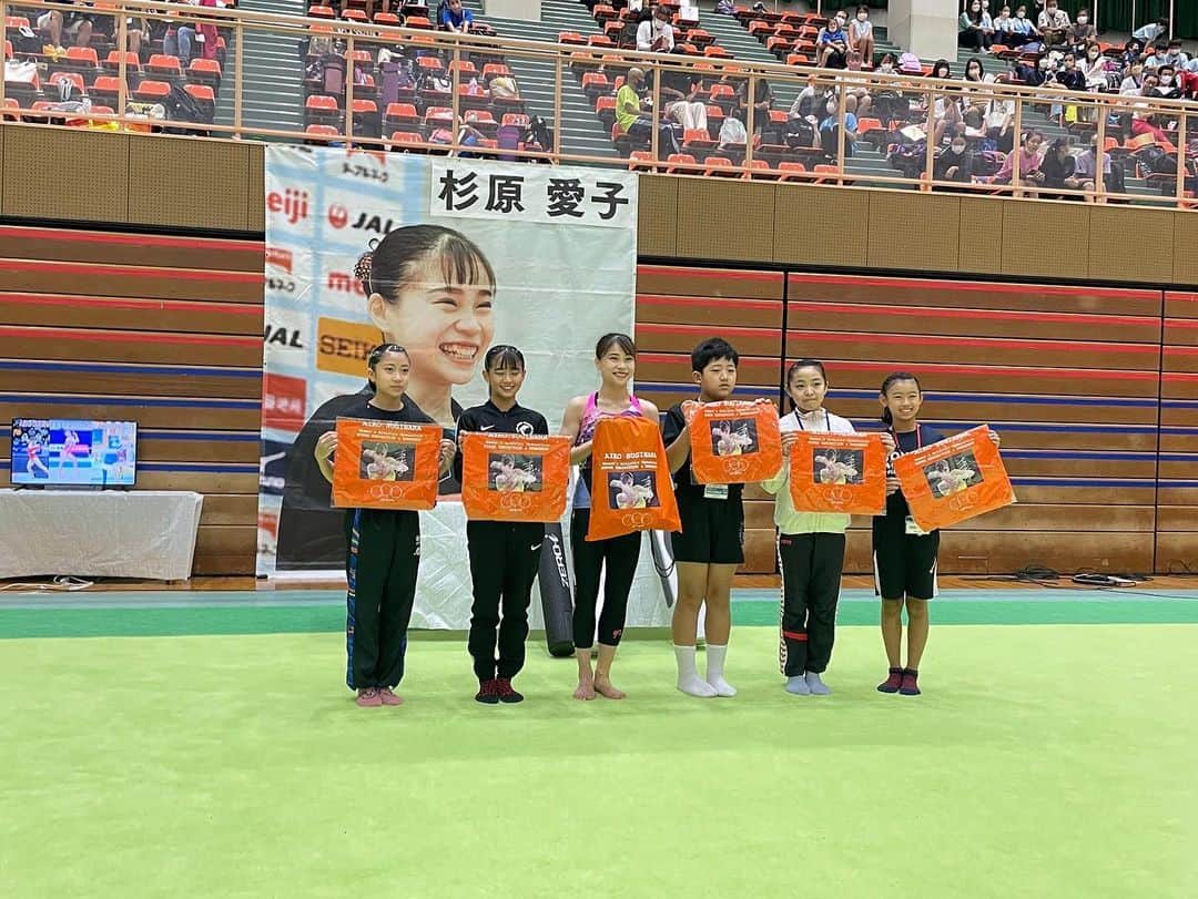 杉原愛子さんのインスタグラム写真 - (杉原愛子Instagram)「昨日兵庫県ジュニア大会でエキシビションをさせて頂きました✨ このような機会を作ってくださった兵庫県体操協会の関係者様に感謝しています。 本当にありがとうございました🥰 子供たちが喜ぶ笑顔は本当に嬉しいです😚  今日18時頃〜報道ランナー(関テレ8チャンネル)のランスポでエキシビションの様子が放送されるそうなのでみんな見てね💓💞👀  この巾着かっこよくない？！😳🧡 私の顔写真入ってるねん🫢  巾着を5名の選手、チューニングポールを2名の選手にプレゼントしました🎁 他にも沢山プレゼントしましたので貰った選手は使ってくださいね🥰  こういった機会を沢山作って行きたいと思っておりますので、これからも応援よろしくお願い致します😊🧡  #エキシビション #兵庫県ジュニア大会 #体操 #楽しい #巾着 #オリンストーン さん #olynstone @olynstone  #チューニングポール #ZEROイニシャライズ @zeroinitialize  #Sponsored」8月29日 12時05分 - aiko_sugihara