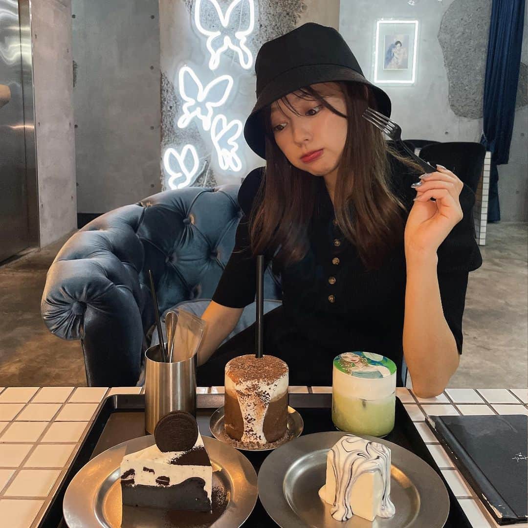 高木悠未さんのインスタグラム写真 - (高木悠未Instagram)「🖤🦋🖤 おしゃれなカフェにいる私おしゃれ ていう感覚がすき。笑  @lovelesscoffee」8月29日 13時26分 - yuumi_takaki05
