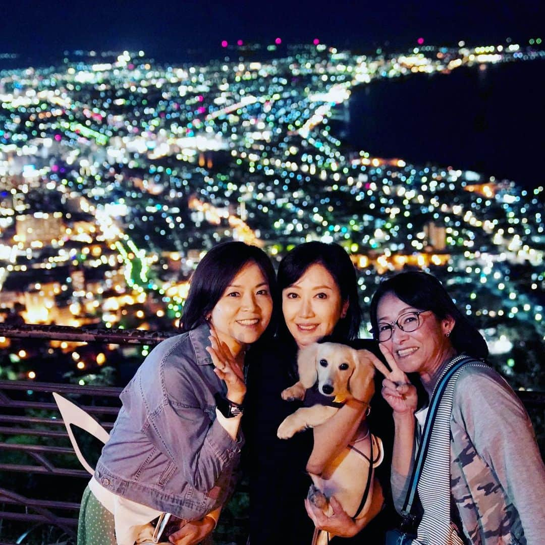 伍代夏子さんのインスタグラム写真 - (伍代夏子Instagram)「函館旅行もあっという間に最終日。 昨夜は日本一美しいと言われる、100万ドルの夜景を見に函館山に登りました。 なんでこんなに綺麗なんだべ🤩 #函館旅行 #函館夜景 #女子旅 #りくも一緒 #カニンヘンダックスフンド  #明日は東京 #石原詢子 さん #大石まどか さん」8月29日 13時29分 - natsuko_godai_official