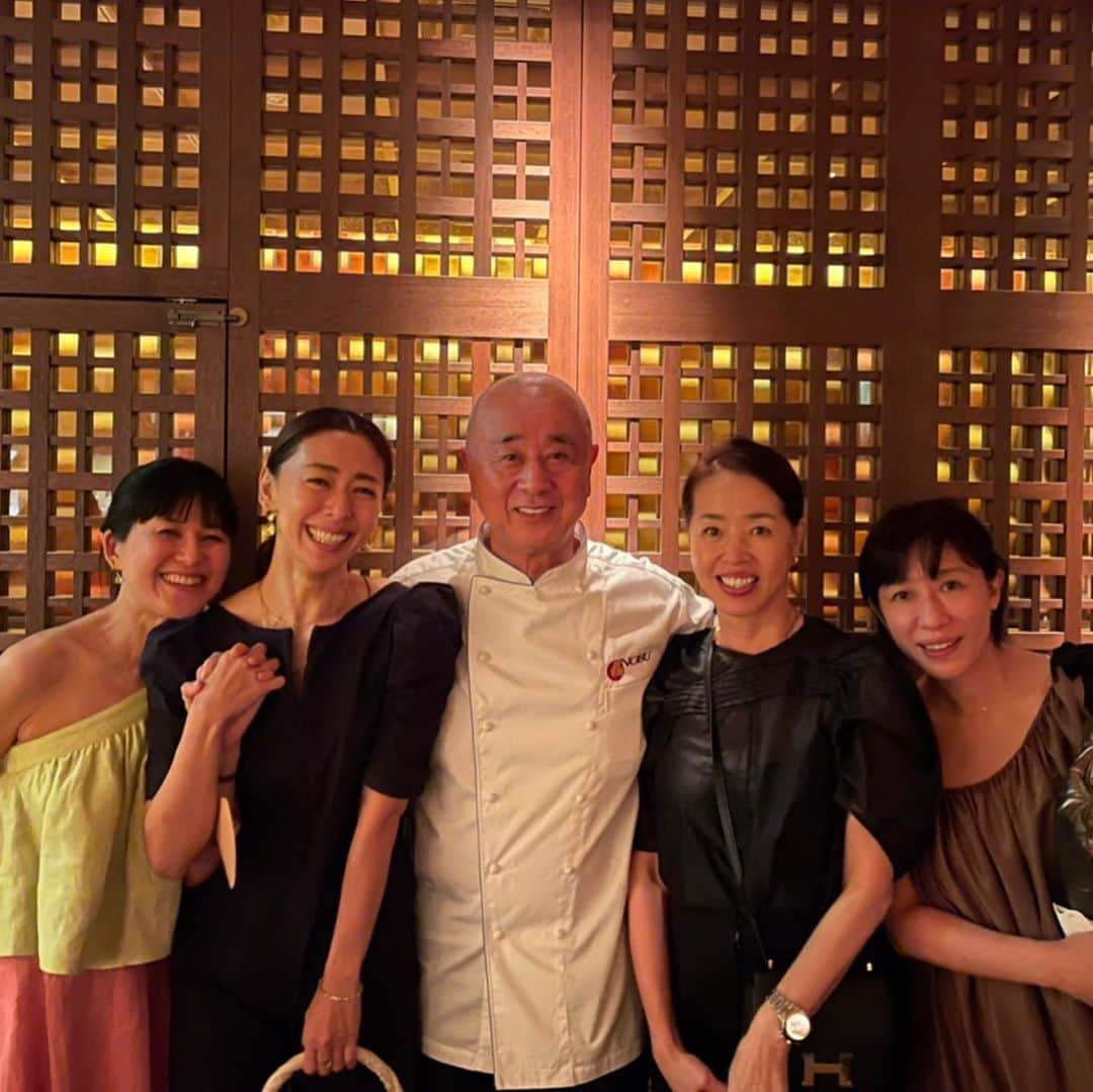 野沢和香さんのインスタグラム写真 - (野沢和香Instagram)「NOBU Tokyoへ ノブさんを囲んで✨📸  そこに居るだけで人にpowerを与えられる人っていいな✨ @therealnobu も @nobukoaspen も そんな人☀️☀️  マミーが帰ってきて🇯🇵大好〜好きな方達と爆笑dinner🤣🤍 また日本が明るくなりました✨🙌  美味しい和食を食べながら、 海外に行ったような気持ちになれるレストラン✨ @tokyonobu」8月29日 13時33分 - wakanozawa