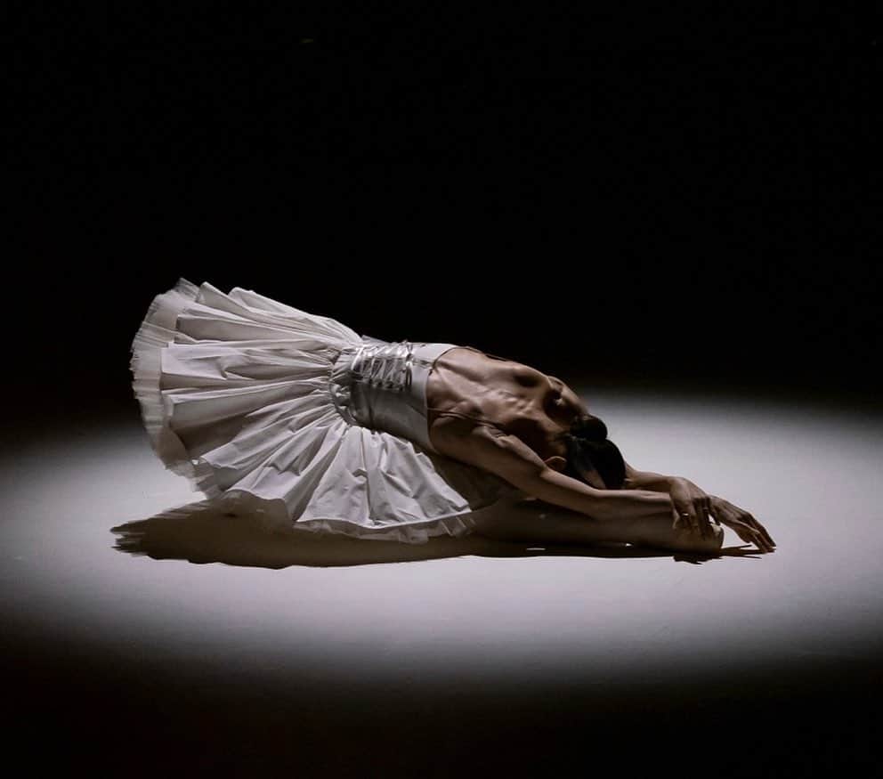 中村祥子さんのインスタグラム写真 - (中村祥子Instagram)「@balletthenewclassic   写真「瀕死の白鳥」 　　　「ライモンダ」 @Yuji Aizawaさん @Hidemi Setoさん @Fukuko Iiyamaさん 素敵な✨写真を ありがとうございます。  衣装 @chikakisada」8月29日 13時50分 - shoko_officialpage