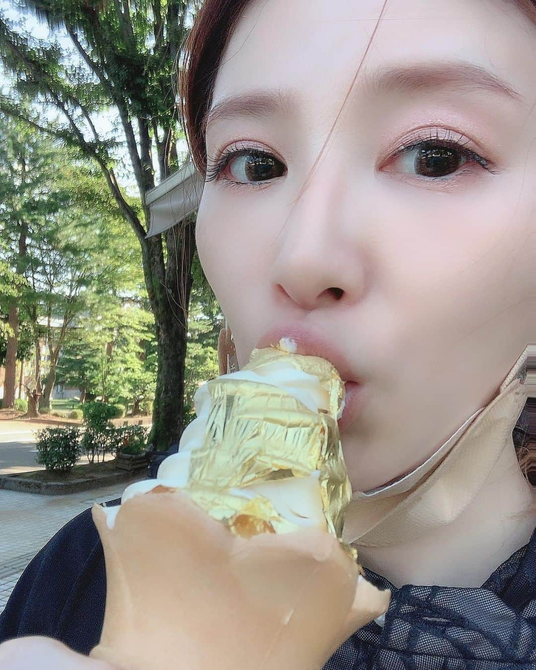 手島優さんのインスタグラム写真 - (手島優Instagram)「・  金箔ソフトクリーム🍦  初めて見た✨初めて食べた！  #金箔ソフト #美味しかった #金箔　#キレイ」8月29日 14時07分 - tejimayuu0827