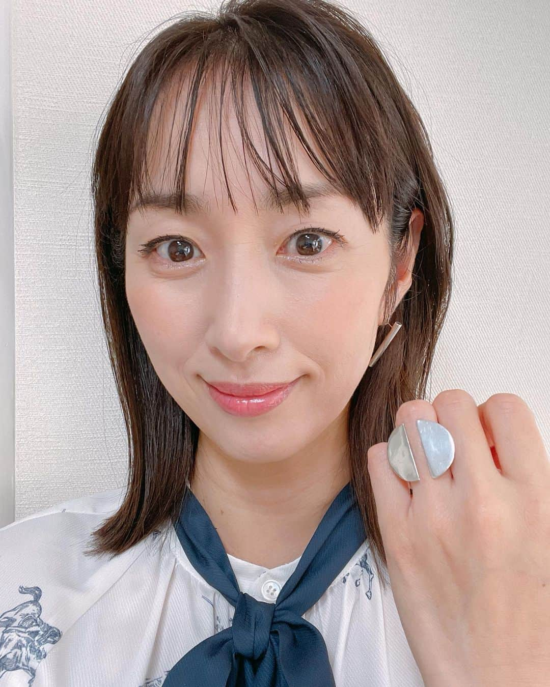 坂下千里子さんのインスタグラム写真 - (坂下千里子Instagram)「ノンストップ衣装 .  ピアス、リング @yvette_jewelry パンプス @dianashoespress  . . 窓からもう観覧車🎡見えなくなるのかぁー。寂しいなぁー。 . #ホワイト #ホワイトコーデ #white #ツーピース #お台場 #観覧車 #観覧車🎡 #観覧車のある風景」8月29日 17時39分 - chiriko_sakashita_official