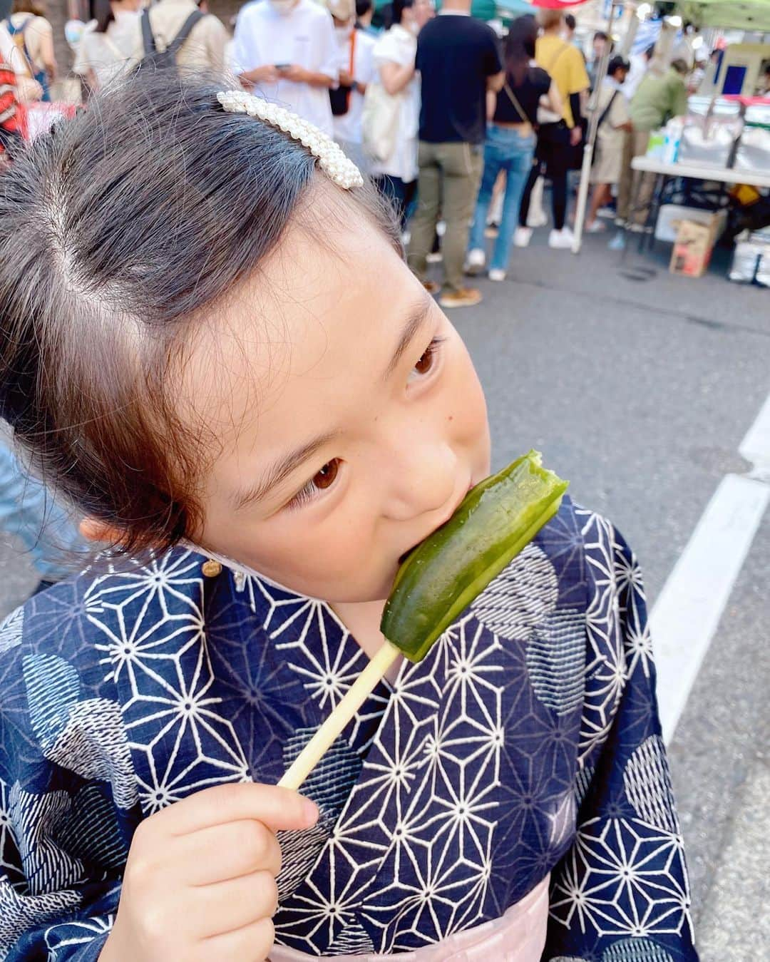 *yoko*さんのインスタグラム写真 - (*yoko*Instagram)「* 2022.8.29  数年ぶりの夏祭りに🏮🏮🏮 歩けないぐらいの人人人でビックリしたけど、 大の仲良しのお友達と楽しんでる心乃が見れて嬉しかった♡ この日はお友達の家でお泊まり会して、子たちは興奮しすぎてずっと寝れず。笑 親も朝の5時まで永遠喋って二日酔い&喉ガラガラやったけど楽しかった🍷🍾  #夏祭り#浴衣」8月29日 18時03分 - yococono