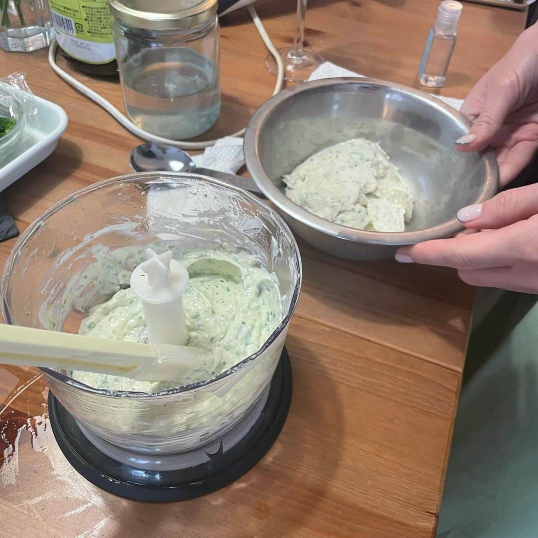 伊倉愛美さんのインスタグラム写真 - (伊倉愛美Instagram)「🧀🥣 大感動のローチーズ。  rikaさん @rikagolden のワークショップにて、 お豆腐で作るローチーズを 教わりました。  乳製品使ってないのに なぜこんなにチーズなんだろう...  なんなら普通のチーズよりも 好きかも...もたれないし... (とはいえ普通のチーズも 好きなことには変わりないです。笑)  rikaさんレシピのローフードには 驚かされてばかりですわ🥺  #rawfood_ikr  #ローフード #rawfood #ローチーズ #rawcheese #ビーガン #vegan #チーズ好き #チーズ」8月29日 19時18分 - ikura_manami