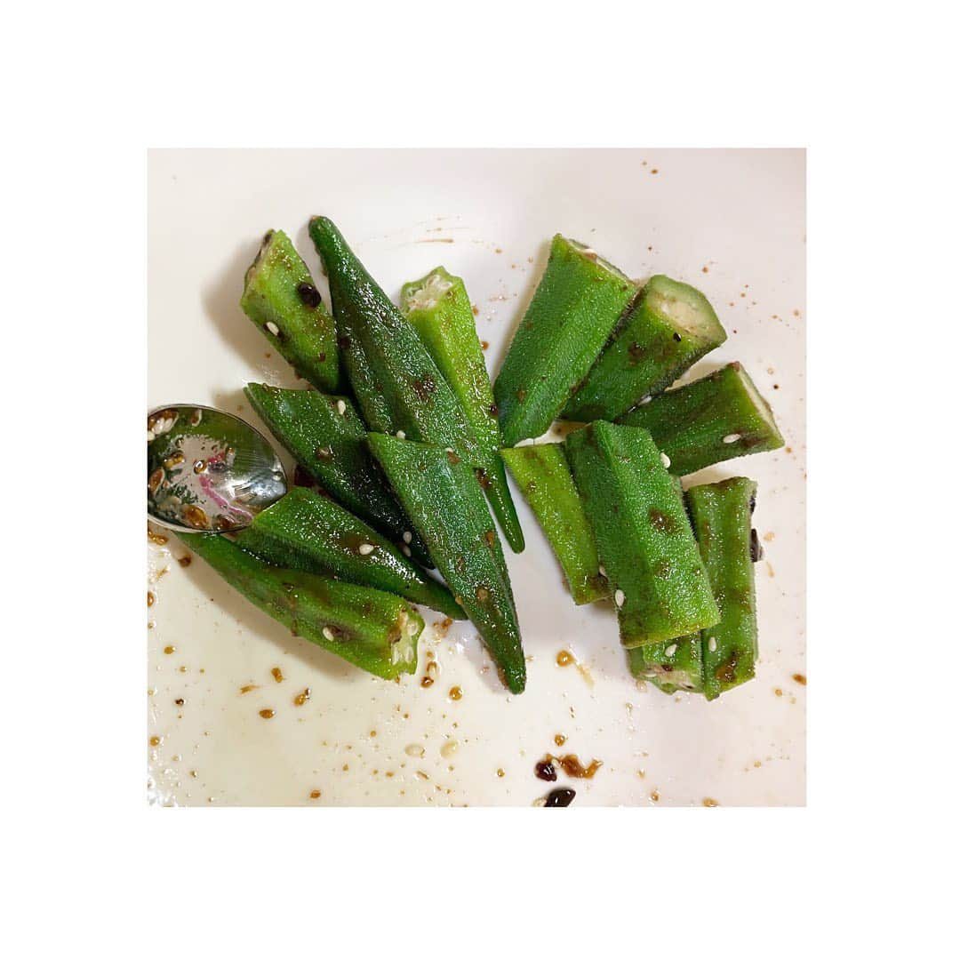 三宿菜々さんのインスタグラム写真 - (三宿菜々Instagram)「. 自家野菜でナムル盛り合わせ 作ってみましたぁ🍅  それぞれ少しずつ味変えたよ✨  トマトは生姜でさっぱり オクラは豆板醤でピリッと🌶  たくさん作ったんだけど 大好評につき即完売😂😂  ナムルの匂いにつられた父は いつもより一本多く ビールを冷やしてました､､😂🍺  #無農薬野菜 #家庭菜園 #自家野菜 #オーガニック野菜 #ナムル盛り合わせ #夏野菜ナムル」8月29日 20時01分 - mishuku_nana