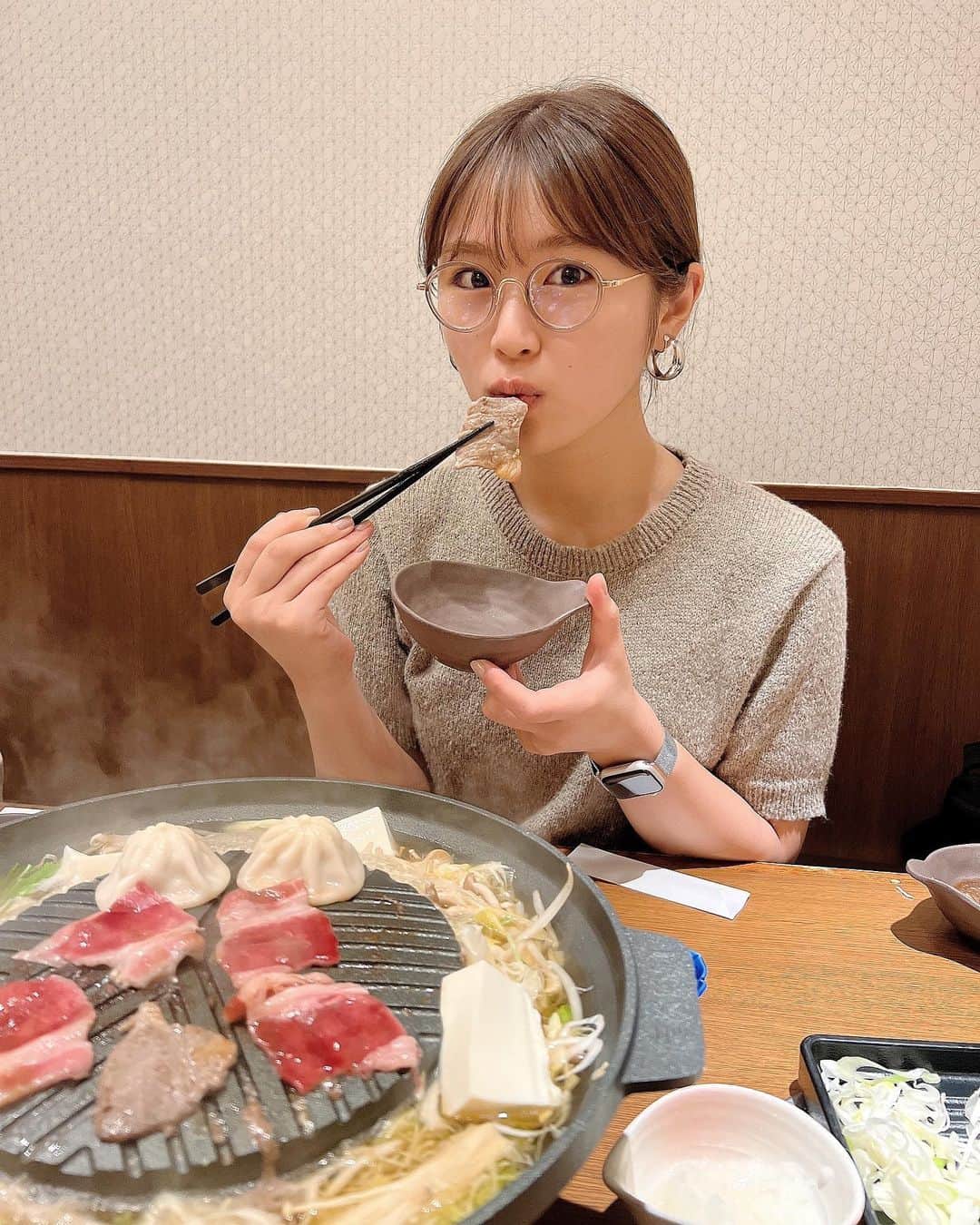 渋谷凪咲さんのインスタグラム写真 - (渋谷凪咲Instagram)「#和食さと ❤️  先日、家族で行って来ました！そしてお目当ての #さと式焼肉 食べましたよ〜！と〜ってもても！おいしかった〜☺️  お肉にお野菜に天ぷらにお寿司にアイスに、ぜーんぶ食べ放題なんです！なのでもちろん、ぜーんぶ食べちゃいましたよ🥓🥬🍤🍣🍦笑  これだけあったらメニュー選びに、家族皆んな大はしゃぎです♡お父さんもお母さんも幼少期に戻ったかのように目がキラキラしてました〜✨さと、恐るべし！笑  はあ〜、おいしかったし楽しかったなあ〜♡  #和食さと #別名 #竜宮城 #なのでお店を出たあとは凄い時が経っているんじゃないかと不安でいっぱい #でもいつも見た目は変わってないので一安心☺️ほっ。 #皆さまもぜひ！ #ご家族お友達恋人お一人様で！ #もう美味しくお腹いっぱいになっちゃう事間違いなしです #ちなみに店内の至る所に私が居ます☺️笑 #うれしいです！ #でもご飯が来たらきっと目もくれず食べちゃうと思います！ #私の家族ですらそうでした！笑 #なのでごはんを口いっぱいに入れてただただ噛んでいるあの間くらいでいいので #たまに目をくれてやって下さい☺️ #そしてよかったらお得な会員サービスを登録してみちゃって下さいね🌼 #渋谷さと より」8月29日 20時07分 - nagisa_nikoniko