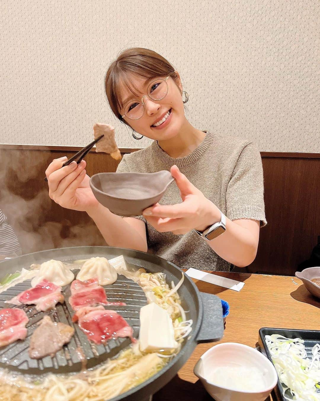 渋谷凪咲さんのインスタグラム写真 - (渋谷凪咲Instagram)「#和食さと ❤️  先日、家族で行って来ました！そしてお目当ての #さと式焼肉 食べましたよ〜！と〜ってもても！おいしかった〜☺️  お肉にお野菜に天ぷらにお寿司にアイスに、ぜーんぶ食べ放題なんです！なのでもちろん、ぜーんぶ食べちゃいましたよ🥓🥬🍤🍣🍦笑  これだけあったらメニュー選びに、家族皆んな大はしゃぎです♡お父さんもお母さんも幼少期に戻ったかのように目がキラキラしてました〜✨さと、恐るべし！笑  はあ〜、おいしかったし楽しかったなあ〜♡  #和食さと #別名 #竜宮城 #なのでお店を出たあとは凄い時が経っているんじゃないかと不安でいっぱい #でもいつも見た目は変わってないので一安心☺️ほっ。 #皆さまもぜひ！ #ご家族お友達恋人お一人様で！ #もう美味しくお腹いっぱいになっちゃう事間違いなしです #ちなみに店内の至る所に私が居ます☺️笑 #うれしいです！ #でもご飯が来たらきっと目もくれず食べちゃうと思います！ #私の家族ですらそうでした！笑 #なのでごはんを口いっぱいに入れてただただ噛んでいるあの間くらいでいいので #たまに目をくれてやって下さい☺️ #そしてよかったらお得な会員サービスを登録してみちゃって下さいね🌼 #渋谷さと より」8月29日 20時07分 - nagisa_nikoniko