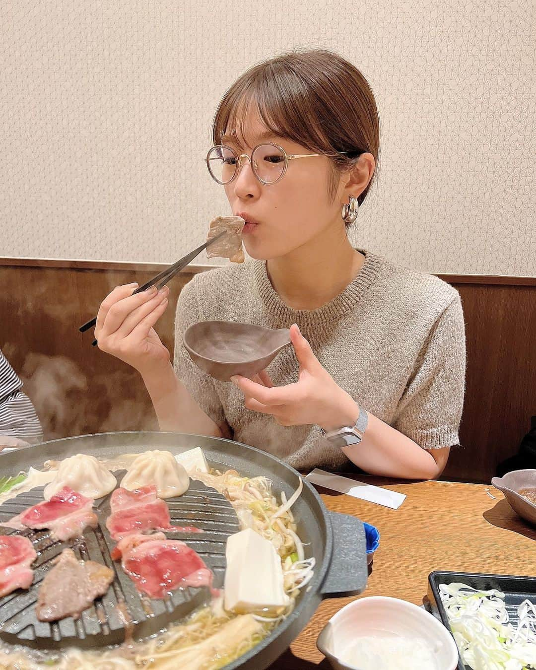 渋谷凪咲さんのインスタグラム写真 - (渋谷凪咲Instagram)「#和食さと ❤️  先日、家族で行って来ました！そしてお目当ての #さと式焼肉 食べましたよ〜！と〜ってもても！おいしかった〜☺️  お肉にお野菜に天ぷらにお寿司にアイスに、ぜーんぶ食べ放題なんです！なのでもちろん、ぜーんぶ食べちゃいましたよ🥓🥬🍤🍣🍦笑  これだけあったらメニュー選びに、家族皆んな大はしゃぎです♡お父さんもお母さんも幼少期に戻ったかのように目がキラキラしてました〜✨さと、恐るべし！笑  はあ〜、おいしかったし楽しかったなあ〜♡  #和食さと #別名 #竜宮城 #なのでお店を出たあとは凄い時が経っているんじゃないかと不安でいっぱい #でもいつも見た目は変わってないので一安心☺️ほっ。 #皆さまもぜひ！ #ご家族お友達恋人お一人様で！ #もう美味しくお腹いっぱいになっちゃう事間違いなしです #ちなみに店内の至る所に私が居ます☺️笑 #うれしいです！ #でもご飯が来たらきっと目もくれず食べちゃうと思います！ #私の家族ですらそうでした！笑 #なのでごはんを口いっぱいに入れてただただ噛んでいるあの間くらいでいいので #たまに目をくれてやって下さい☺️ #そしてよかったらお得な会員サービスを登録してみちゃって下さいね🌼 #渋谷さと より」8月29日 20時07分 - nagisa_nikoniko