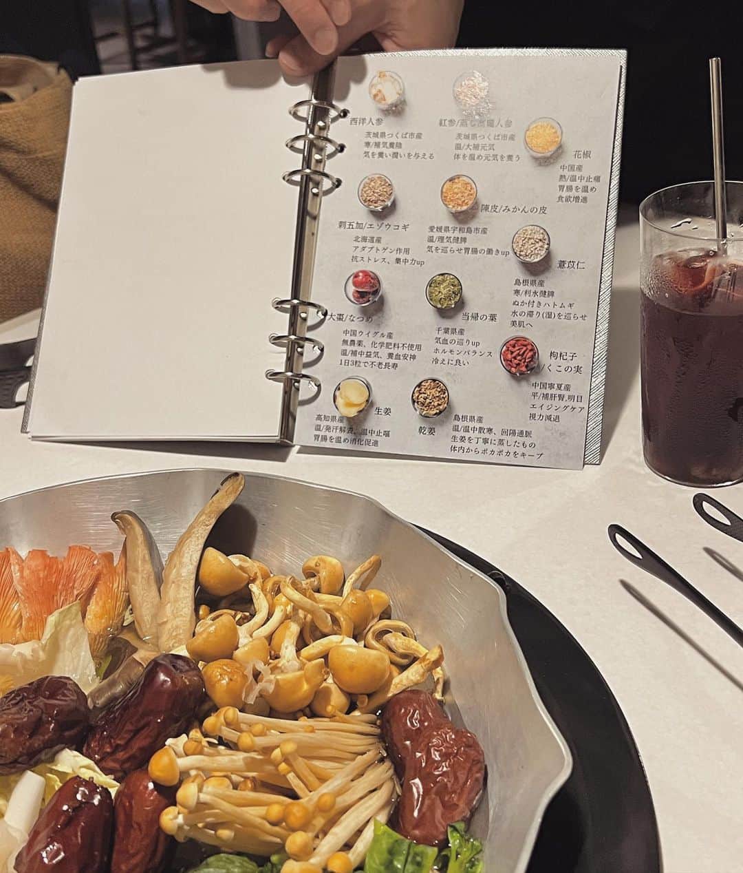 小松崎真理さんのインスタグラム写真 - (小松崎真理Instagram)「今年の春にOpenした薬膳鍋FOOD LAB @foodlab_tsukiji に行ってきたよ☺️🥘 ・ 漢方薬剤師　山口りり子さんが開発された食べる美容💕 ・ 食材は全て無農薬、無添加😍 農薬、添加物気になるから、安心して食べれるし、美味しい❣️ ・ コースが進むたびにスープが足され、何度も味が変わって深みが出て凄く美味しい💓キノコや、薬膳たっぷりで体が喜ぶ最高のお鍋でした😌 ・ ・ 1Fは無添加食材のセレクトショップになっているので、気になる方は行ってみてね☺️🥘 ・ @foodlab_tsukiji  @yakiniku_mutenka  ・ ・ #漢方#薬膳#薬膳料理#薬膳鍋#無添加#無農薬#デトックス#美肌#インナービューティー#セレクトショップ#築地#無添加生活#無添加食品#ダイエット」8月29日 20時08分 - xs2.mari.s2x