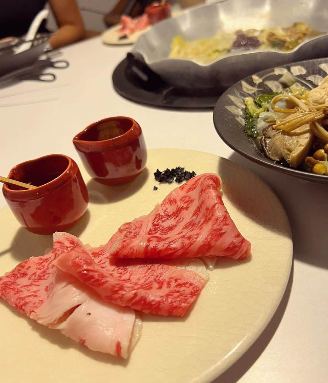 小松崎真理さんのインスタグラム写真 - (小松崎真理Instagram)「今年の春にOpenした薬膳鍋FOOD LAB @foodlab_tsukiji に行ってきたよ☺️🥘 ・ 漢方薬剤師　山口りり子さんが開発された食べる美容💕 ・ 食材は全て無農薬、無添加😍 農薬、添加物気になるから、安心して食べれるし、美味しい❣️ ・ コースが進むたびにスープが足され、何度も味が変わって深みが出て凄く美味しい💓キノコや、薬膳たっぷりで体が喜ぶ最高のお鍋でした😌 ・ ・ 1Fは無添加食材のセレクトショップになっているので、気になる方は行ってみてね☺️🥘 ・ @foodlab_tsukiji  @yakiniku_mutenka  ・ ・ #漢方#薬膳#薬膳料理#薬膳鍋#無添加#無農薬#デトックス#美肌#インナービューティー#セレクトショップ#築地#無添加生活#無添加食品#ダイエット」8月29日 20時08分 - xs2.mari.s2x