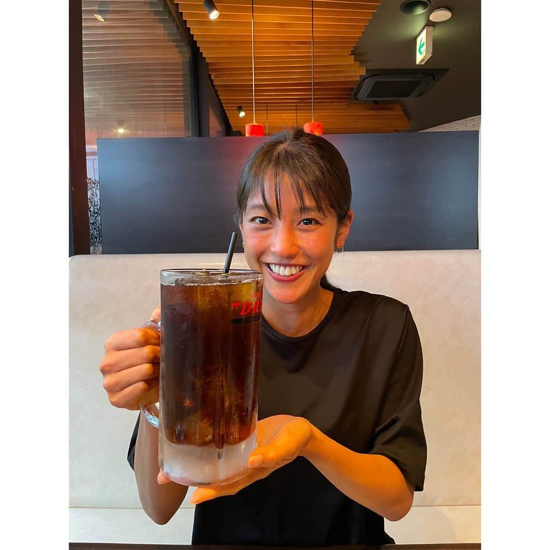 岡副麻希さんのインスタグラム写真 - (岡副麻希Instagram)「. 乾杯〜！！ いつもメガジョッキ🤪🥩 ⁡ 二週間ぶりのよしの。笑 ⁡ ⁡ #肉の日 #たらふく食べた〜 #サンチェにはまり中 #御殿場グルメ#焼肉よしの」8月29日 20時29分 - maki_okazoe_official