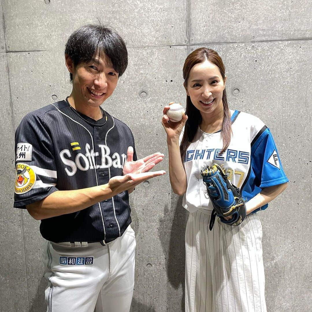 真飛聖さんのインスタグラム写真 - (真飛聖Instagram)「ポンさん⚾️  実は 何年も前からのお友達・・・  福岡ソフトバンクホークスの ポンさんこと 本多雄一コーチ⚾️  まさか、 こんなカタチで久々に再会できるなんてびっくりです✨  試合前のお忙しい時間にも関わらず、 丁度、投球練習をしていた 私の元へ会いに来てくれて 更には 優しく、丁寧に、的確に指導までしてくれたポンさん・・・ なんて、優しいんだ！！！  それなのにあたしは・・・⚾️💦  でも、でも、ポンさんの優しさ、忘れません！！！  少しの時間だったけれど 会えて、めちゃくちゃ嬉しかったです♡  ポンさん 本当ーーーにありがとうございました⚾️！！！  #福岡ソフトバンクホークス #本多雄一 コーチ #背番号80 #優しくて男前で面白い #札幌ドーム #ファーストピッチ #思い出写真お付き合いいただきありがとうございました」8月29日 21時01分 - sei_matobu