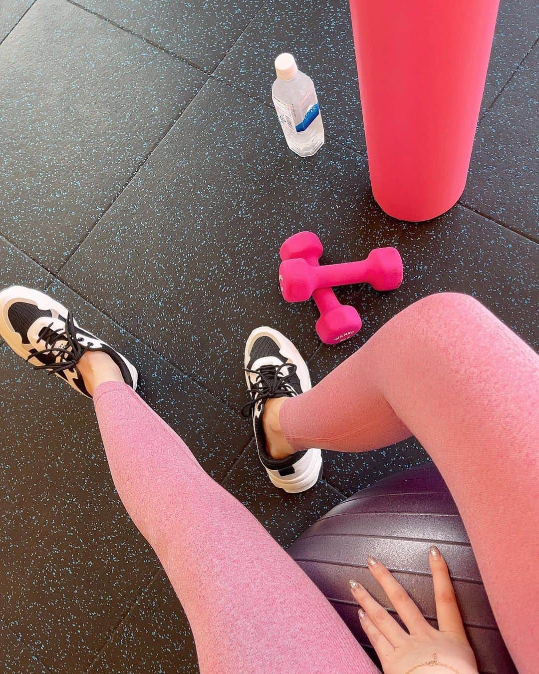 瀬戸早妃さんのインスタグラム写真 - (瀬戸早妃Instagram)「フィットネスの風景🏋️‍♀️💕  こまめにタニタの体組成計に乗ってみたり健康には気をつけているつもりですが、 疲れが溜まりやすくなってる実感…🤦🏼‍♀️🥊  時間を見つけて適度なトレーニングは、 続けていきたいと思います🧘‍♀️✨  ウェアは @montresorsaki 💕 気になるヒップをまんまるに魅せてくれるので、おすすめ🥰  #トレーニング #トレーニングウェア #筋トレ #筋トレ女子 #training  #montresor #montrésor #モントレゾール #selectshop #セレクトショップ」8月29日 21時08分 - plievesaki