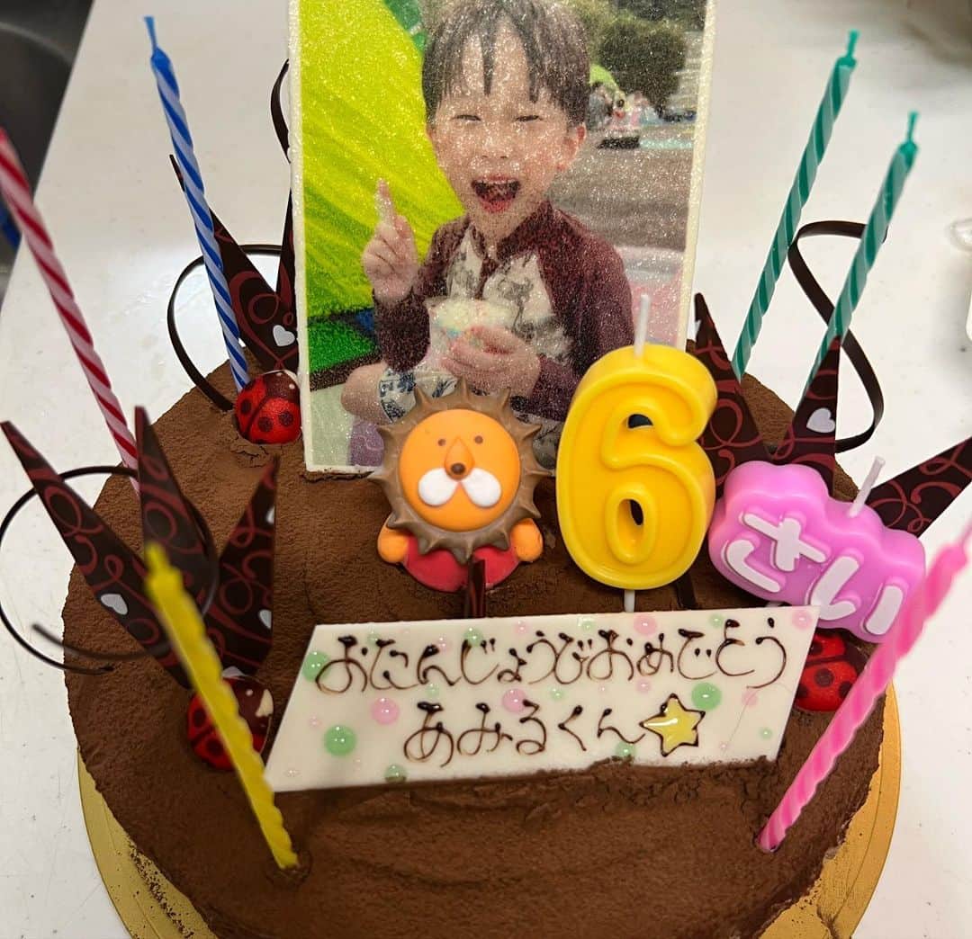 Kazukiさんのインスタグラム写真 - (KazukiInstagram)「五男あみる Happy Birthdayの日♡🎉🥳 • あみるのリクエストで、 もんじゃ焼きでお祝いしました♪ • 料理の支度中、子どもたちで飾り付けしてくれました♡♡ • 長男も仕事後に沢山のプレゼントを持って来てくれました☺️ • 兄姉たちやお客様、沢山の方に プレゼントや心温まるメッセージを いただき、本当にありがとうございました🥰 • あみる、6歳🎂来年一年生になります💕 • • #五男#6歳#来年一年生#子ども達の成長#六男七女#13人兄妹#ご縁に感謝#想いに感謝#大切なご縁#生まれてきてくれてありがとう#漆山家」8月29日 21時13分 - kazuki13mama