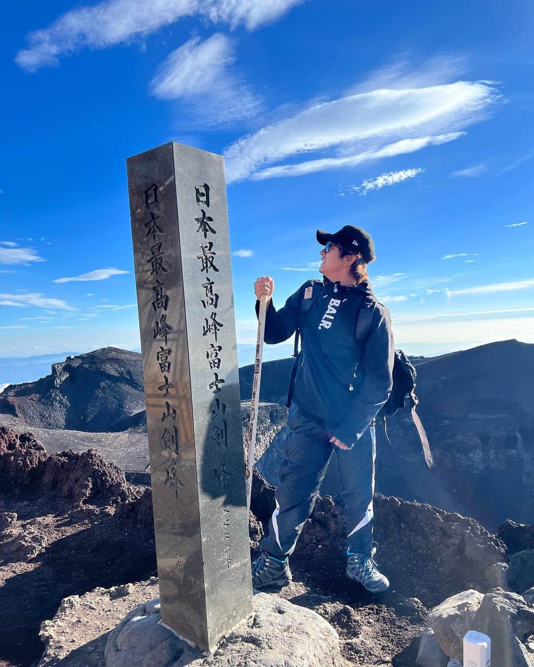 大倉士門さんのインスタグラム写真 - (大倉士門Instagram)「一生に一度の経験！！✨🗻 こないだ大好きな友達と 富士山登ってきました！🗻🚶‍♂️ 「一度登ったらもう２度と登りたくない。 でも一生に一回は絶対登った方がいい。」 これは本当でした。 本当に最高の経験。 最高の一生一度の思い出📖 ほんまに死ぬほどしんどかったけど、 登り始めから山小屋滞在、 頂上のご来光や景色からの下山ルート。 全てが最高に幸せでした😊💕 日本一登り切ったそんな2022年夏。幸せ🥰」8月29日 21時23分 - shimonsmile