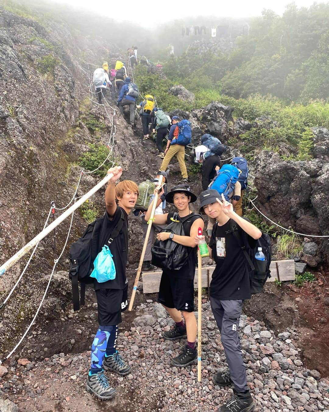 大倉士門さんのインスタグラム写真 - (大倉士門Instagram)「一生に一度の経験！！✨🗻 こないだ大好きな友達と 富士山登ってきました！🗻🚶‍♂️ 「一度登ったらもう２度と登りたくない。 でも一生に一回は絶対登った方がいい。」 これは本当でした。 本当に最高の経験。 最高の一生一度の思い出📖 ほんまに死ぬほどしんどかったけど、 登り始めから山小屋滞在、 頂上のご来光や景色からの下山ルート。 全てが最高に幸せでした😊💕 日本一登り切ったそんな2022年夏。幸せ🥰」8月29日 21時23分 - shimonsmile