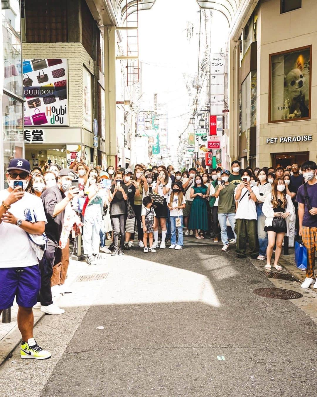 皇治さんのインスタグラム写真 - (皇治Instagram)「MAD BRO✖️atmos✖️THE NETWORKBUSINESS   コラボ大阪イベント♪  2日間めちゃくちゃようけ皆が会いに来てくれて光栄やった。  皆んながいるから仲間がいるから命賭けて闘えます。  ほんまにありがと。  諦めたら終わり。  まだまだはりきるよ♪  @atmos_shinsaibashi  @atmos_japan  @the.networkbusiness  @madbro.jp   #MADBRO #２周年 #皇治軍団  写真提供 @neon__mafia」8月29日 21時53分 - 1_kouzi