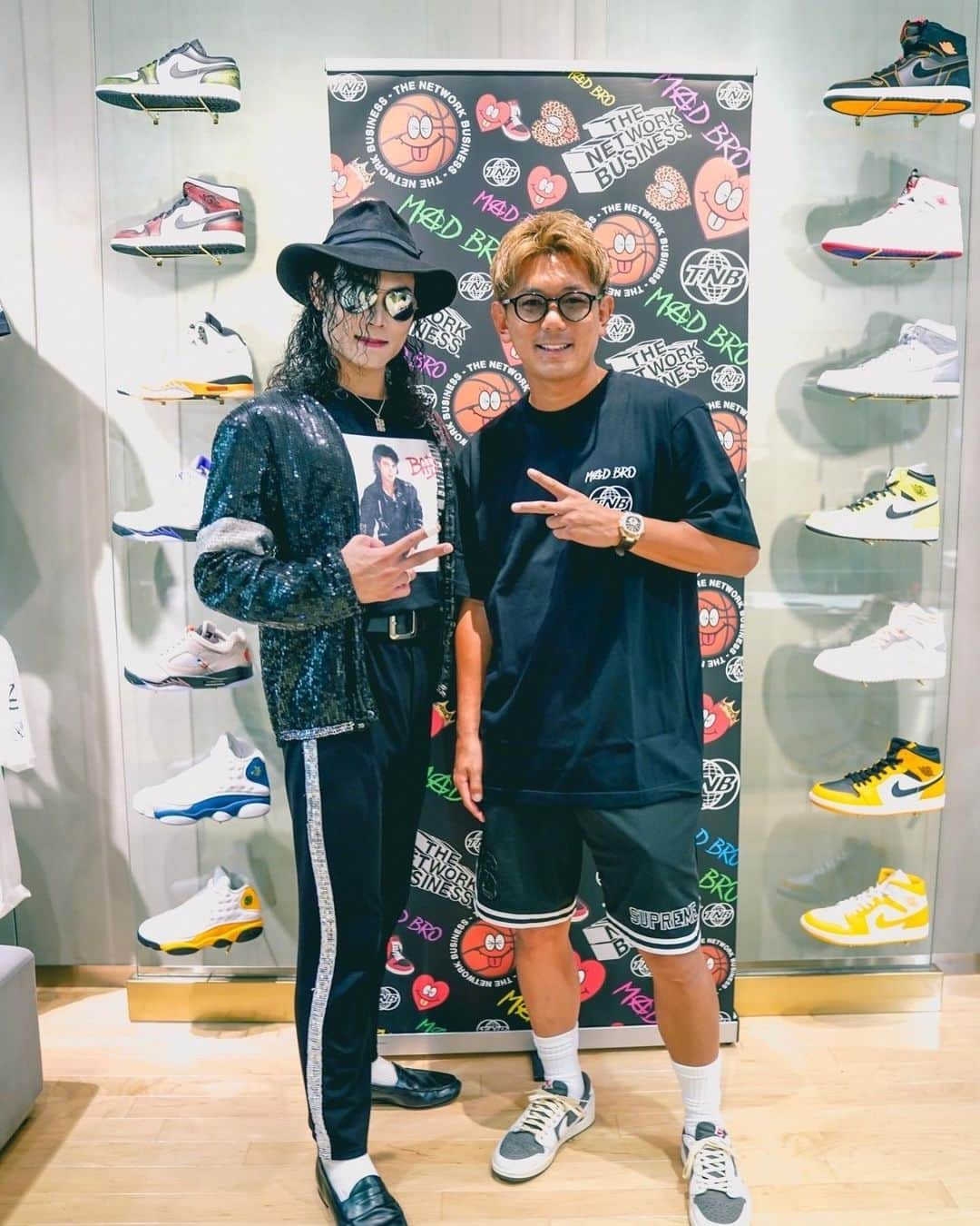 皇治さんのインスタグラム写真 - (皇治Instagram)「MAD BRO✖️atmos✖️THE NETWORKBUSINESS   コラボ大阪イベント♪  2日間めちゃくちゃようけ皆が会いに来てくれて光栄やった。  皆んながいるから仲間がいるから命賭けて闘えます。  ほんまにありがと。  諦めたら終わり。  まだまだはりきるよ♪  @atmos_shinsaibashi  @atmos_japan  @the.networkbusiness  @madbro.jp   #MADBRO #２周年 #皇治軍団  写真提供 @neon__mafia」8月29日 21時53分 - 1_kouzi