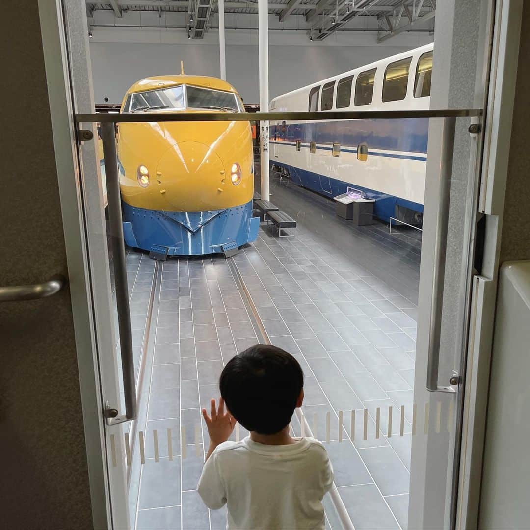 久冨慶子さんのインスタグラム写真 - (久冨慶子Instagram)「・ おひさしぶりです！ こゆうきです。 名古屋にあるリニア・鉄道館に いってきました。 ぼくはでんしゃとくるまがだいすきです。 とくにドクターイエローはとくべつ。 こんなに近くでみられるなんて！ ゆめのくーかんでした。 かあちゃんはしりょーとかじっくり読みたかったけど 見られなかったらもう少し大きくなったら またつれていってくれるって！ はやくいきたいなー♫ みなさんはすきなでんしゃありますか？ ＊ ＊ #こゆうき日記  #リニア鉄道館  #家族デー  #一歳半 #お昼寝の時間とぶつかっちゃったけど大興奮で楽しんでいました #パパとママは楽しそうな顔を見られて幸せです」8月29日 21時59分 - keiko0hisatomi