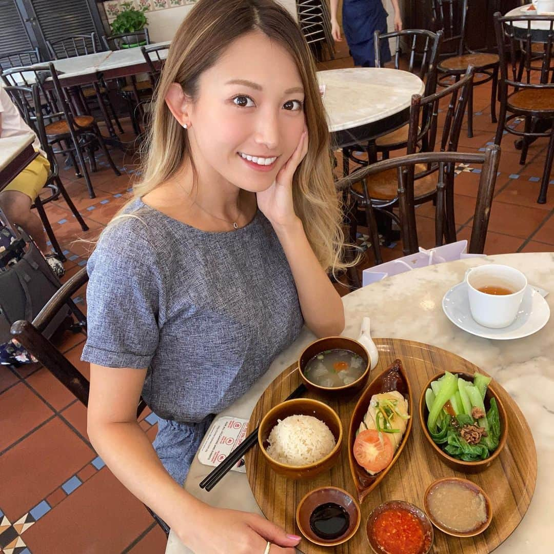 市原彩花さんのインスタグラム写真 - (市原彩花Instagram)「Loy Kee Best Chicken Rice🐓🍚  シンガポールでお気に入りのチキンライス屋さんの一つ、ロイキー☺️ S$9(¥850)のセットが売りで、青菜も美味しくて野菜しっかり食べれる😙  バレスティアロードは美味しいローカルレストランが多くて好き☺️ 近くの文東記やFounderバクテーもオススメ😉  でも最近マレーシア鶏肉の値上がりが凄くて、どこのお店もチキンが小さくなったり値上がりしてる🥹 ﾓｯﾄﾀﾍﾞﾀｲ…  そしてあーちゃん日本着いた🇯🇵 ただいま😘  #シンガポールチキンライス#海南鶏飯#海南雞飯#チキンライス#chickenrice#loykeebestchickenrice#sgrestaurant#sgfood #sgfoodies#singapore#シンガポール#singapura#海外生活#海外旅行#海外移住#シンガポール生活#シンガポール在住#싱가포르#新加坡 #あーちゃんシンガポール」8月29日 22時10分 - ayaka_ichihara