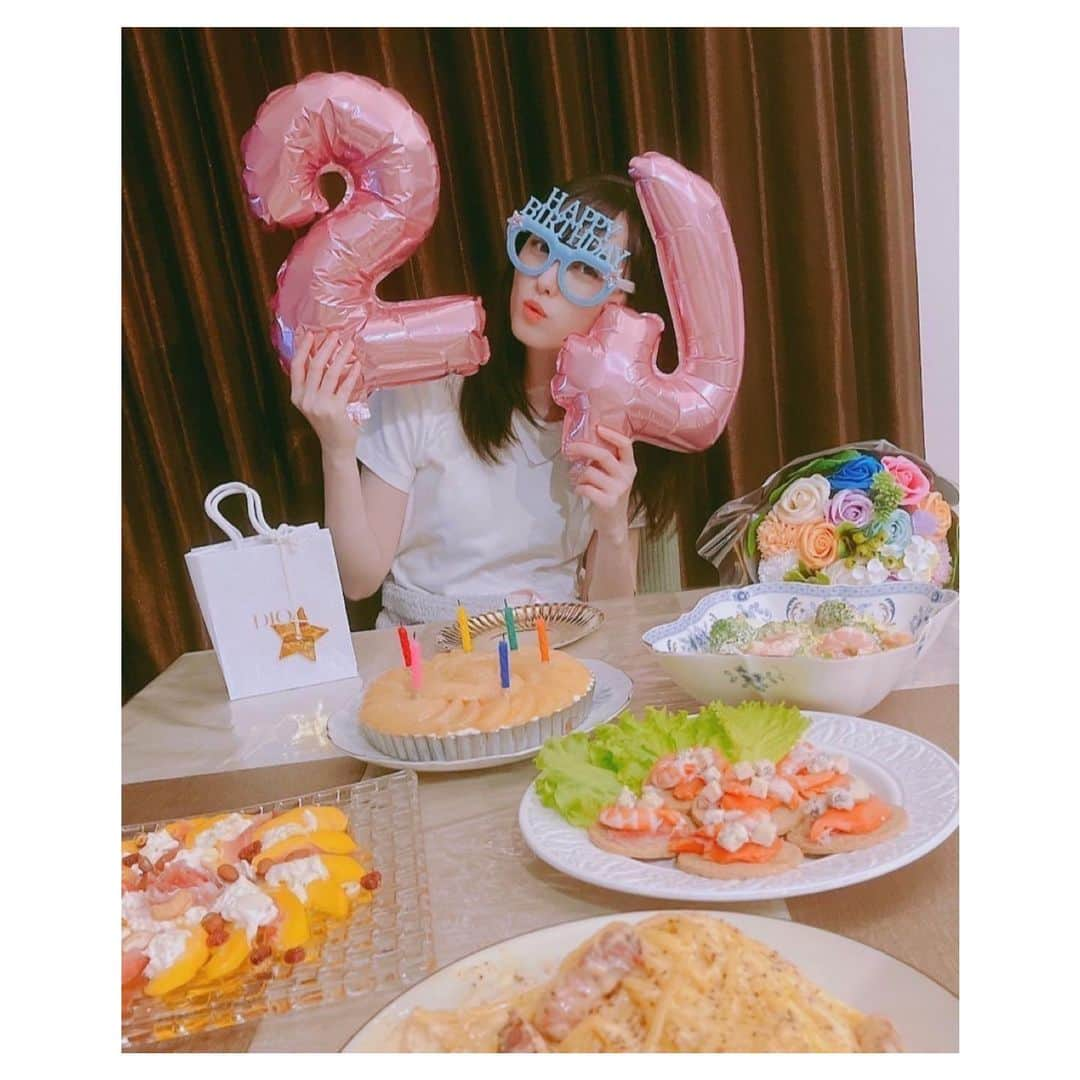 福原遥さんのインスタグラム写真 - (福原遥Instagram)「. 24歳になりました☺︎ たくさんのお祝いメッセージ 本当にありがとうございます！ 不器用な私がここまで来れたのも応援して下さっている皆様のおかげです！ 心から感謝しています😌 皆様への愛と真心を込めて、 素敵なものをお届けできるよう頑張ります！ 24歳の福原遥もよろしくお願いします✨  #24の4が逆になっちゃった笑 #私っぽい」8月29日 23時09分 - haruka.f.official