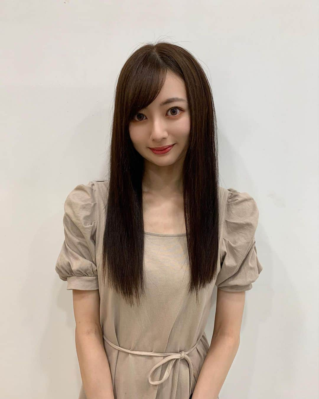 川村まりさんのインスタグラム写真 - (川村まりInstagram)「微イメチェン💇‍♀️  ヘア、撮影→ @kobayashi.hiroto918 さん #いつもすぎ #ありがとすぎてエッグタルトあげた #私も食べた  ワンピースの話ししてたら終わった。😂  #心斎橋#難波#大阪#心斎橋美容室 #難波美容室#心斎橋サロン#難波サロン#大阪美容室#大阪サロン#ストレートヘア#サロモ #サロンモデル#関西サロンモデル」8月29日 23時34分 - marimari725