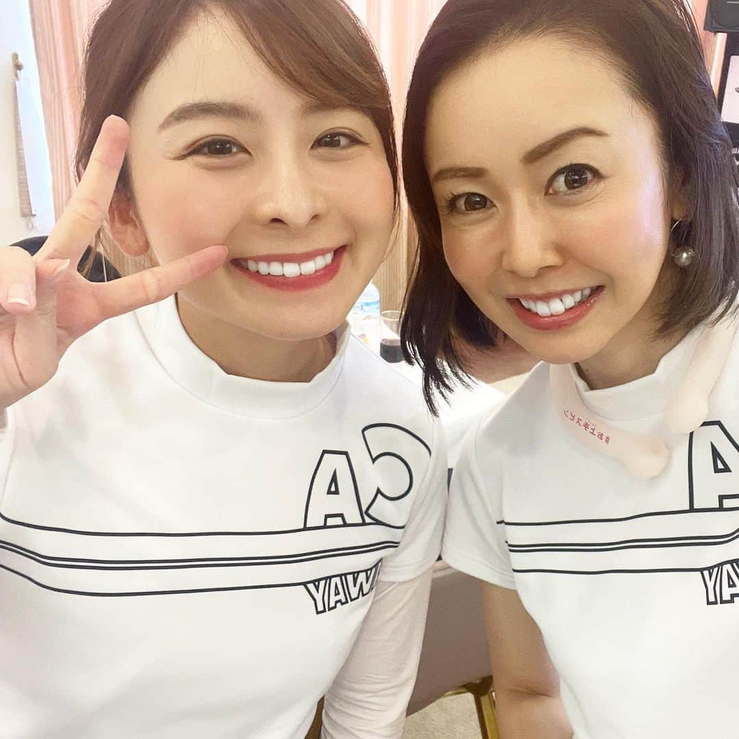 宮崎宣子さんのインスタグラム写真 - (宮崎宣子Instagram)「キャロウェイさんのウェッジイベントへ💓 お上手とジョーズ🦈をかけて、  #お上手スピン のボールホルダーが可愛い😍💕　  そして、 #jawsraw のウェッジが何と女性用でめちゃくちゃ可愛いわけで❤️❤️🦈❤️❤️  スピンがかかって #ギュルギュル止まる  私でも止まるからびっくり‼️  上田桃子プロと 柏原明日架プロの 生スピンに感動しながら、後半ハーフラウンド⛳️😍  ご一緒したまやちゃんは、絶好調のナイスプレーの荒らしに対し、  いいところナシの私😭💦  メンバーが最高だったから楽しくて終わってしまったけど、もっと上手くできたなーと反省でした😂  途中、ゲーム的なアトラクションがあったりでとっても楽しかった🥰  後半なみきちゃんに会えた💓 いつも可愛い❤️なー🥰 お揃いウエアだったのー🙌  司会の黒カンさんが、 めちゃくちゃ面白くていつもサービス精神旺盛😆  尊敬🙏🙏  #callaway  #ウェッジイベント #上田桃子プロ  #柏原明日架プロ  #お上手スピン  #ジョーズスピン #ジョーズロウウィメンズウエッジ  #ピタリと止まる  #ゴルフクラブ #callawaygolf  #まやちゃんありがとう  #土屋さんありがとう #なみきちゃん会えて嬉しかった #黒カンさん本当にいつも一生懸命 #面白くてサービス旺盛 #疲れてるはず」8月30日 1時16分 - miyazaki_nobuko