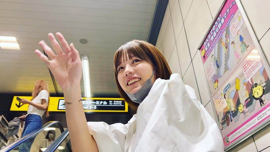 青木歌音さんのインスタグラム写真 - (青木歌音Instagram)「空港で視聴者さんがエスカレーターの反対側から手を振ってくれた🥹✨」8月30日 2時10分 - memory_kanon