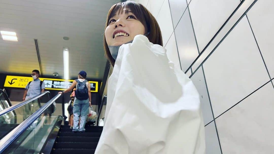 青木歌音さんのインスタグラム写真 - (青木歌音Instagram)「空港で視聴者さんがエスカレーターの反対側から手を振ってくれた🥹✨」8月30日 2時10分 - memory_kanon