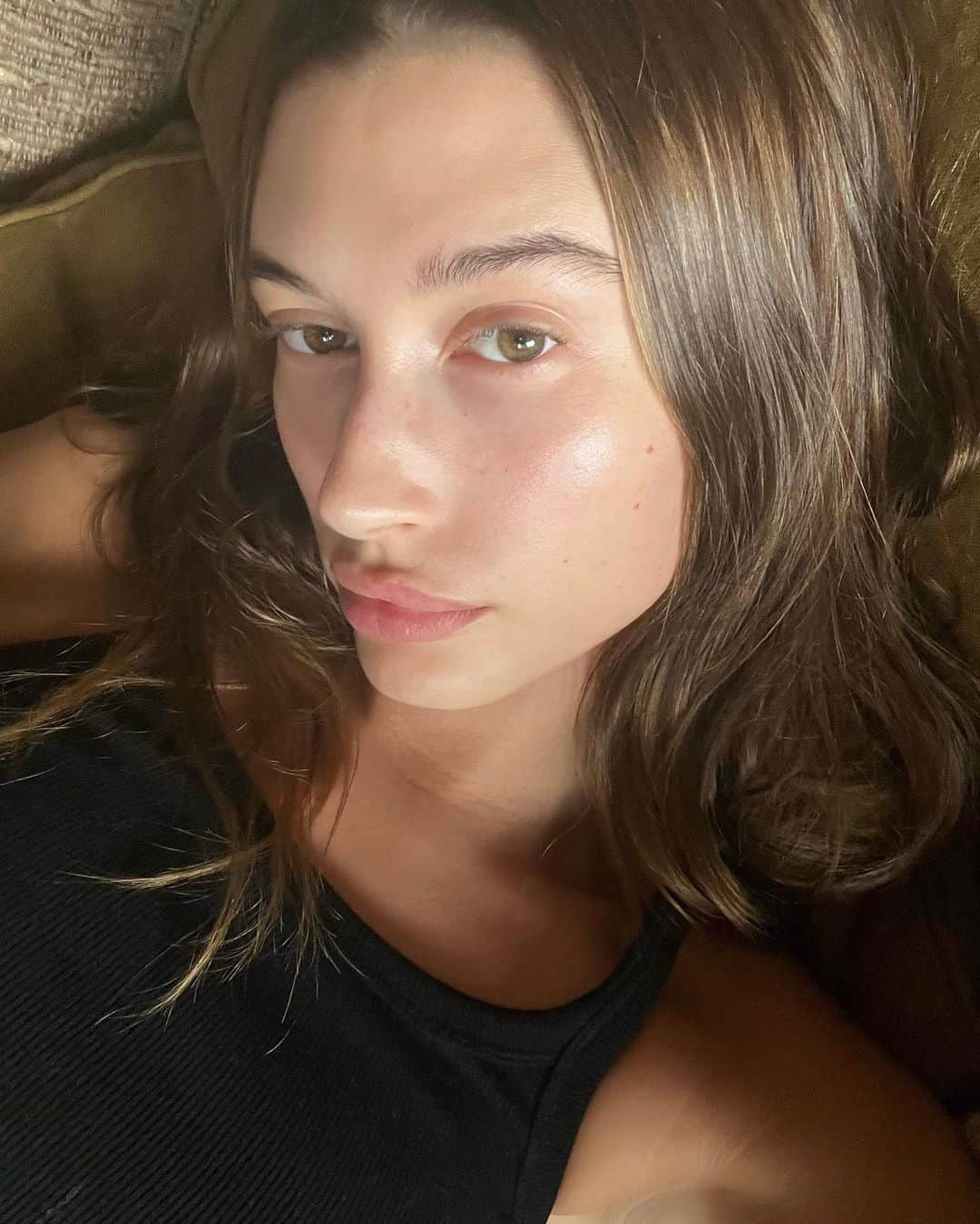 ハイレイ・ロード・ボールドウィンさんのインスタグラム写真 - (ハイレイ・ロード・ボールドウィンInstagram)「this weekend feeling cozy at home. restoring my skin. BRC is back tomorrow at 8am pst. Get yours for that incoming fall weather and keep that hydrated glow. 🤎 @rhode」8月30日 6時47分 - haileybieber