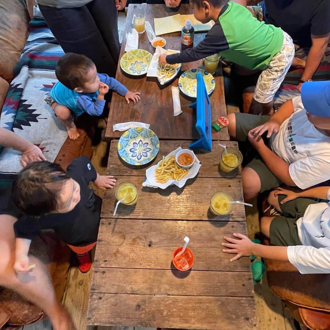 小泉里子さんのインスタグラム写真 - (小泉里子Instagram)「夏休み最後にみんなで久しぶりの @kaneyo_shokudou へ。  わちゃわちゃ ガヤガヤ 食べて飲んで 海で遊んで 最高に楽しかった♡  ドバイでは出来ないことのひとつ、親戚や親しい友達との時間は、とても貴重♡  息子も従兄弟たちとの時間はとっても楽しそうで、一段と声がデカくなる。笑 会えるだけあって、たくさん思い出作ってドバイへ帰ろ！」8月30日 13時33分 - satokokoizum1