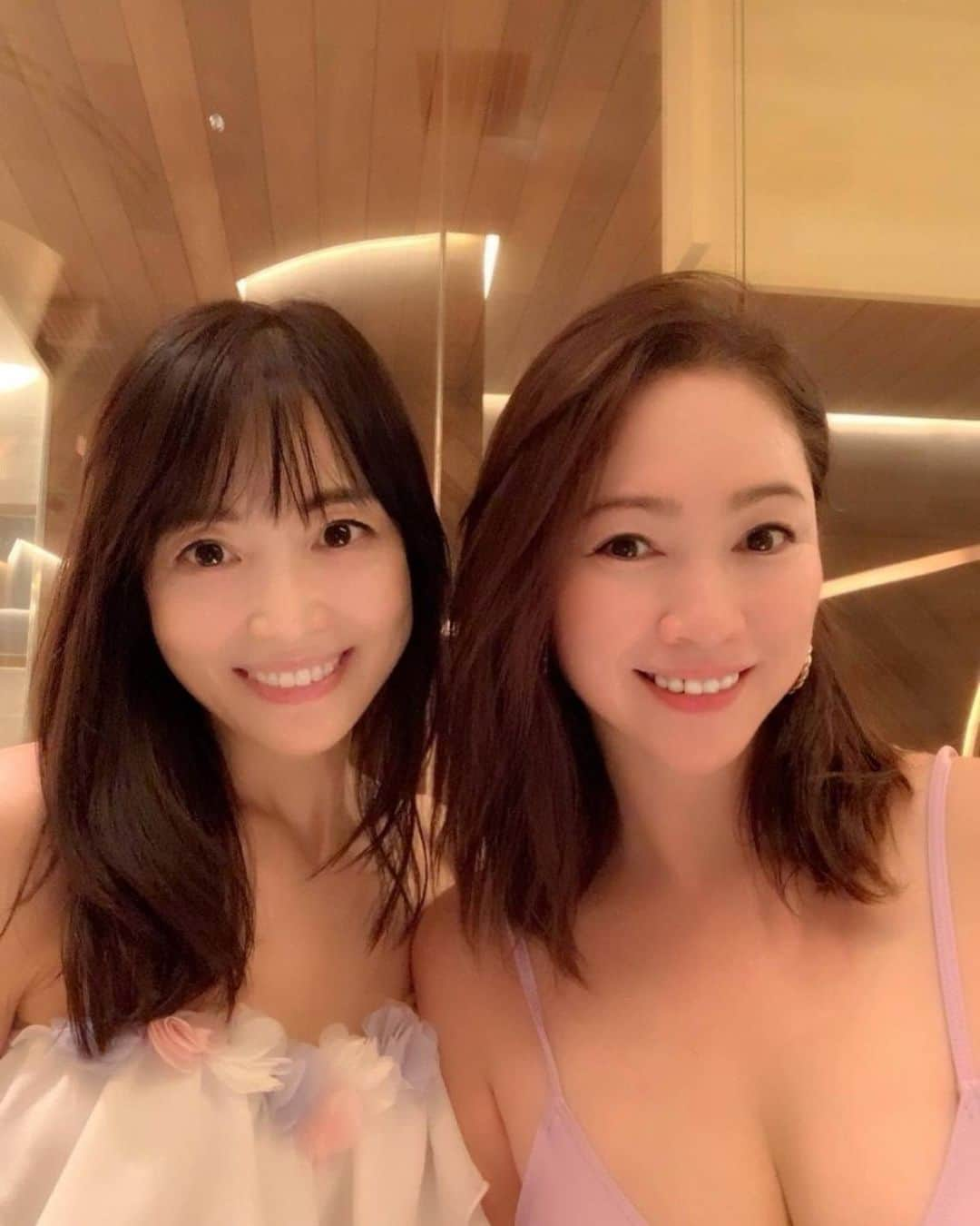 田中悦子さんのインスタグラム写真 - (田中悦子Instagram)「お友達でモデルの @kakei.tomoko  ともこちゃんにお誘いいただき 銀座初の完全個室高級サウナに 行ってきました🥰  実はわたし、かなりのサウナラバー🧖‍♀️💕  でも、こんなコロナ禍で 何年もサウナは行ってなかったのですが こちらは完全個室ですから安心して、 サウナを楽しめました😍  超VIPルーム❣️ とても広くてゴージャス😍😍 こんな素敵なお部屋のサウナを二人きりで入るなんてめっちゃ贅沢😍😍😍  サウナも水風呂も清潔で とっても綺麗❣️  ロウリュウをしたら二人で滝汗🤣 暑くなってポンチョを羽織りました👍 何気にこのポンチョも可愛くて好き😍  これはハマりますわー😘👍  また行きたいなぁ❣️  #銀座 #銀座高級サウナ #完全個室サウナ #サウナ #sauna #ロウリュウ #viproom #kudochisauna #24時間営業」8月30日 13時33分 - etsuko.reborn25