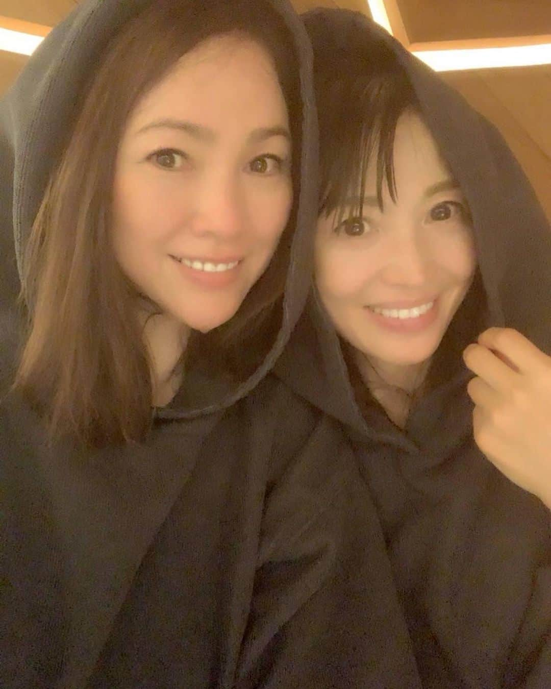 田中悦子さんのインスタグラム写真 - (田中悦子Instagram)「お友達でモデルの @kakei.tomoko  ともこちゃんにお誘いいただき 銀座初の完全個室高級サウナに 行ってきました🥰  実はわたし、かなりのサウナラバー🧖‍♀️💕  でも、こんなコロナ禍で 何年もサウナは行ってなかったのですが こちらは完全個室ですから安心して、 サウナを楽しめました😍  超VIPルーム❣️ とても広くてゴージャス😍😍 こんな素敵なお部屋のサウナを二人きりで入るなんてめっちゃ贅沢😍😍😍  サウナも水風呂も清潔で とっても綺麗❣️  ロウリュウをしたら二人で滝汗🤣 暑くなってポンチョを羽織りました👍 何気にこのポンチョも可愛くて好き😍  これはハマりますわー😘👍  また行きたいなぁ❣️  #銀座 #銀座高級サウナ #完全個室サウナ #サウナ #sauna #ロウリュウ #viproom #kudochisauna #24時間営業」8月30日 13時33分 - etsuko.reborn25