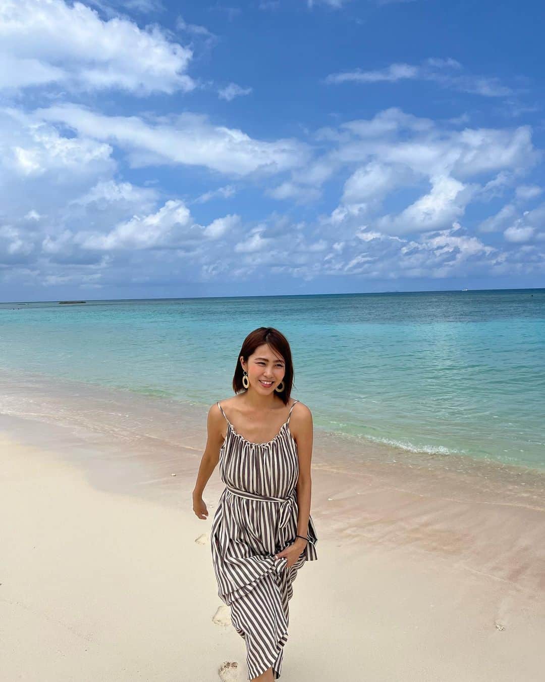 坂元美香さんのインスタグラム写真 - (坂元美香Instagram)「旅の続き。  ⑧ニシ浜@波照間島  なんかもうわたしが知ってる『海』じゃなかった！ 透明度や海の色、周りの背景含めて 生きてるうちに来てよかったと 本気で思いました😌  間違いなく私が今までの人生で見た中で 一番綺麗な海！𓇼𓆡𓆉   若い頃からたくさん旅をしてきたので 結構海外のビーチはいろいろ行ってきたのけど 結論＝日本が一番綺麗だった！！  こんなに美しい海なのに うちの息子は足の指さえも海水に入れず 「この日差しめちゃ肌が痛い！」と言って 写真だけ撮って小走りで車へ戻っていきました😅  そう、わたしはこんな露出した格好してますが この強い日差しは暑さを超えて皮膚が痛いのです！ そして、どこにも日影がない！笑  「まじで焦げる〜！」といいながら 本当に焦げて東京に帰ってきた感じです🤣 肌が弱い人は絶対UVカットの長袖着ないと大変です💦 わたしはめちゃ肌が強い吸収肌なので 普通に日焼けしたくらいで済んでますが…😅  ここは本当にまたゆっくり戻って来たい場所です。  旅はつづく…  #坂元日本最南端への親子旅 #波照間島 #沖縄 #ニシ浜 #綺麗な海 #坂元日本最四端への親子旅」8月30日 14時31分 - mika_saka
