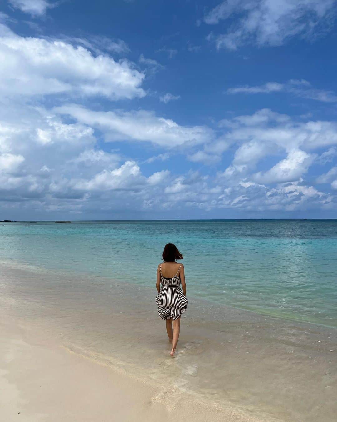 坂元美香さんのインスタグラム写真 - (坂元美香Instagram)「旅の続き。  ⑧ニシ浜@波照間島  なんかもうわたしが知ってる『海』じゃなかった！ 透明度や海の色、周りの背景含めて 生きてるうちに来てよかったと 本気で思いました😌  間違いなく私が今までの人生で見た中で 一番綺麗な海！𓇼𓆡𓆉   若い頃からたくさん旅をしてきたので 結構海外のビーチはいろいろ行ってきたのけど 結論＝日本が一番綺麗だった！！  こんなに美しい海なのに うちの息子は足の指さえも海水に入れず 「この日差しめちゃ肌が痛い！」と言って 写真だけ撮って小走りで車へ戻っていきました😅  そう、わたしはこんな露出した格好してますが この強い日差しは暑さを超えて皮膚が痛いのです！ そして、どこにも日影がない！笑  「まじで焦げる〜！」といいながら 本当に焦げて東京に帰ってきた感じです🤣 肌が弱い人は絶対UVカットの長袖着ないと大変です💦 わたしはめちゃ肌が強い吸収肌なので 普通に日焼けしたくらいで済んでますが…😅  ここは本当にまたゆっくり戻って来たい場所です。  旅はつづく…  #坂元日本最南端への親子旅 #波照間島 #沖縄 #ニシ浜 #綺麗な海 #坂元日本最四端への親子旅」8月30日 14時31分 - mika_saka